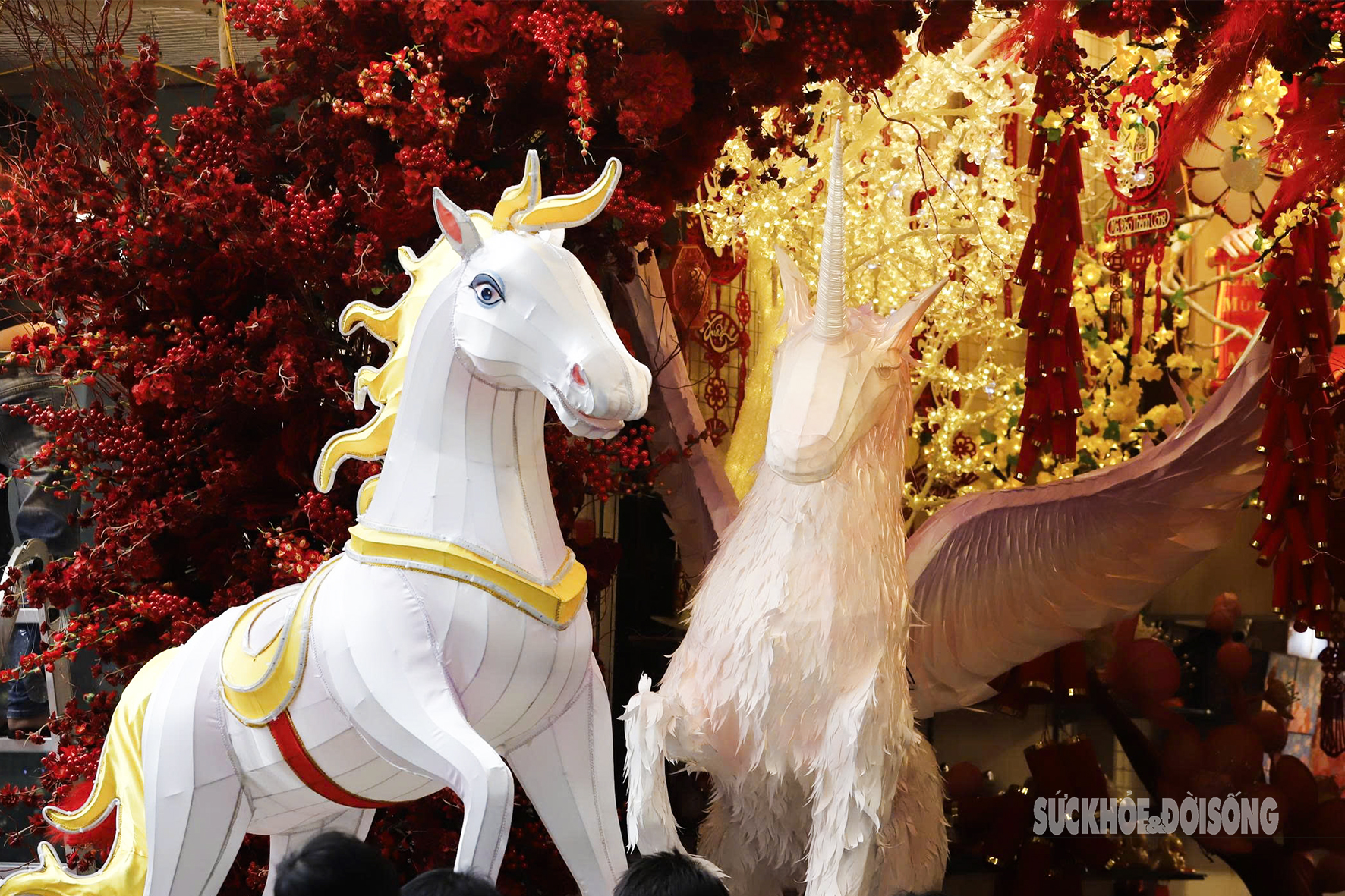 Linh vật ngựa 'phủ kín' phố Hàng Mã đón năm mới 2026- Ảnh 2.
