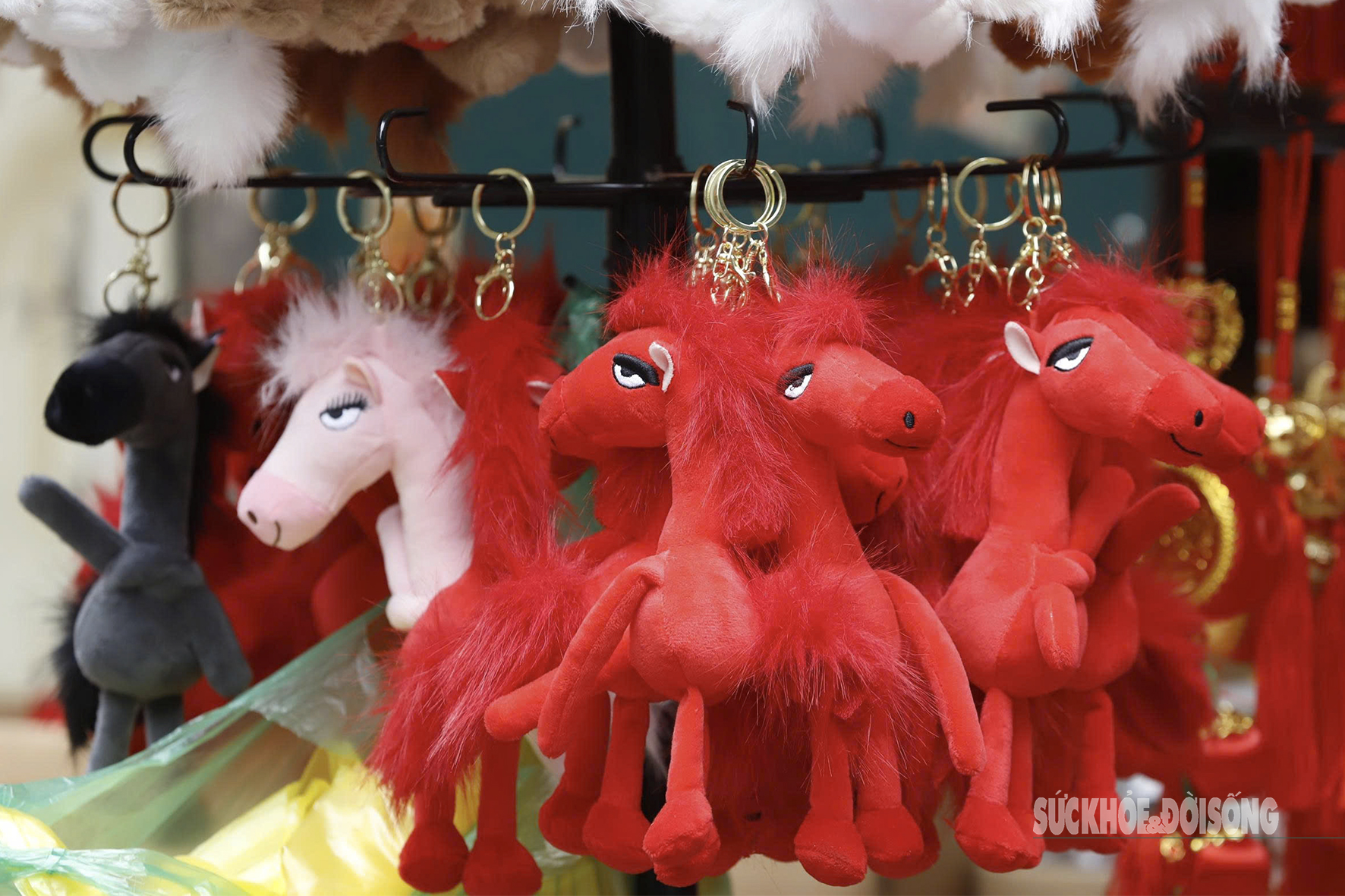 Linh vật ngựa 'phủ kín' phố Hàng Mã đón năm mới 2026- Ảnh 6.