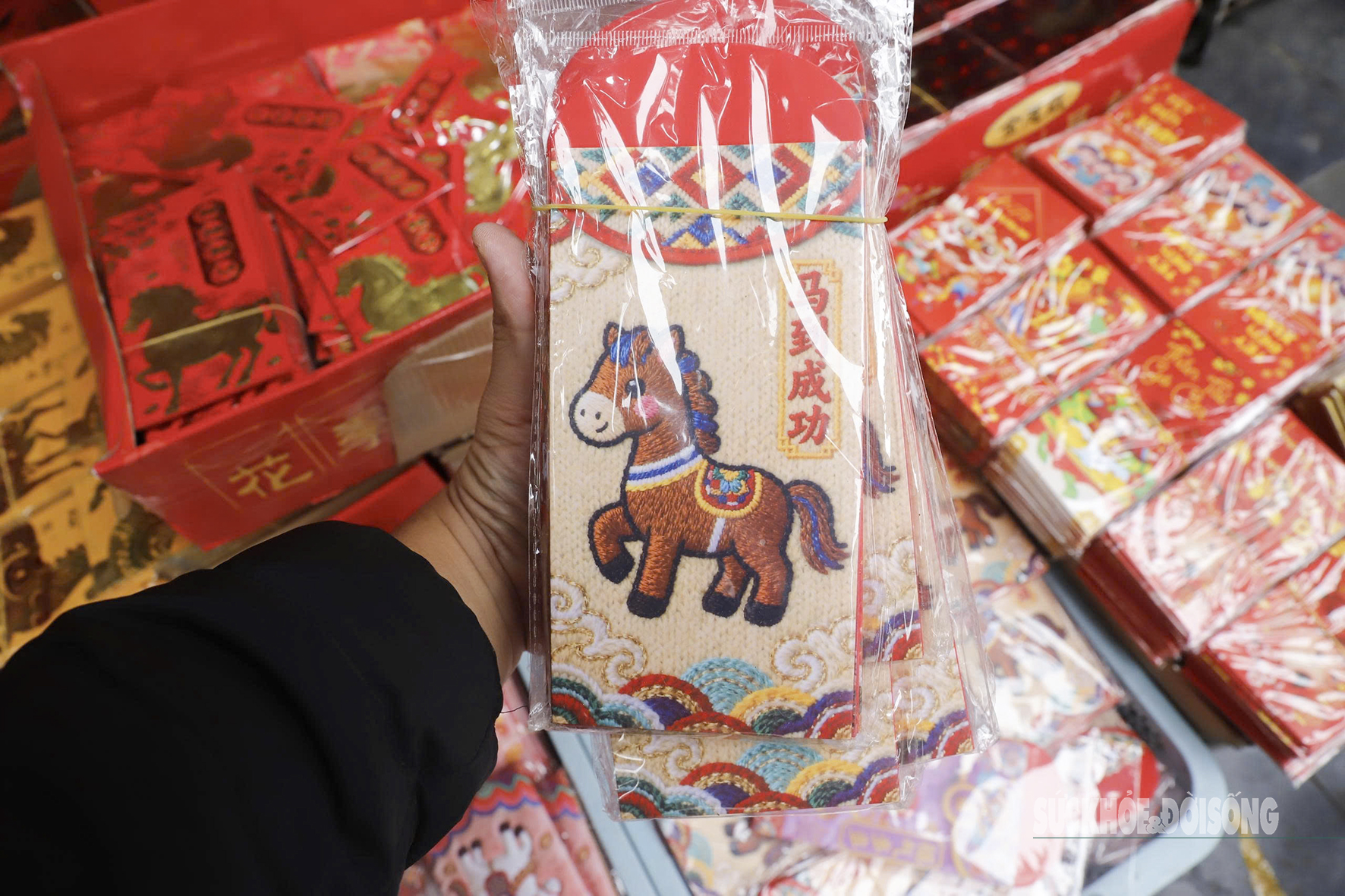 Linh vật ngựa 'phủ kín' phố Hàng Mã đón năm mới 2026- Ảnh 4.