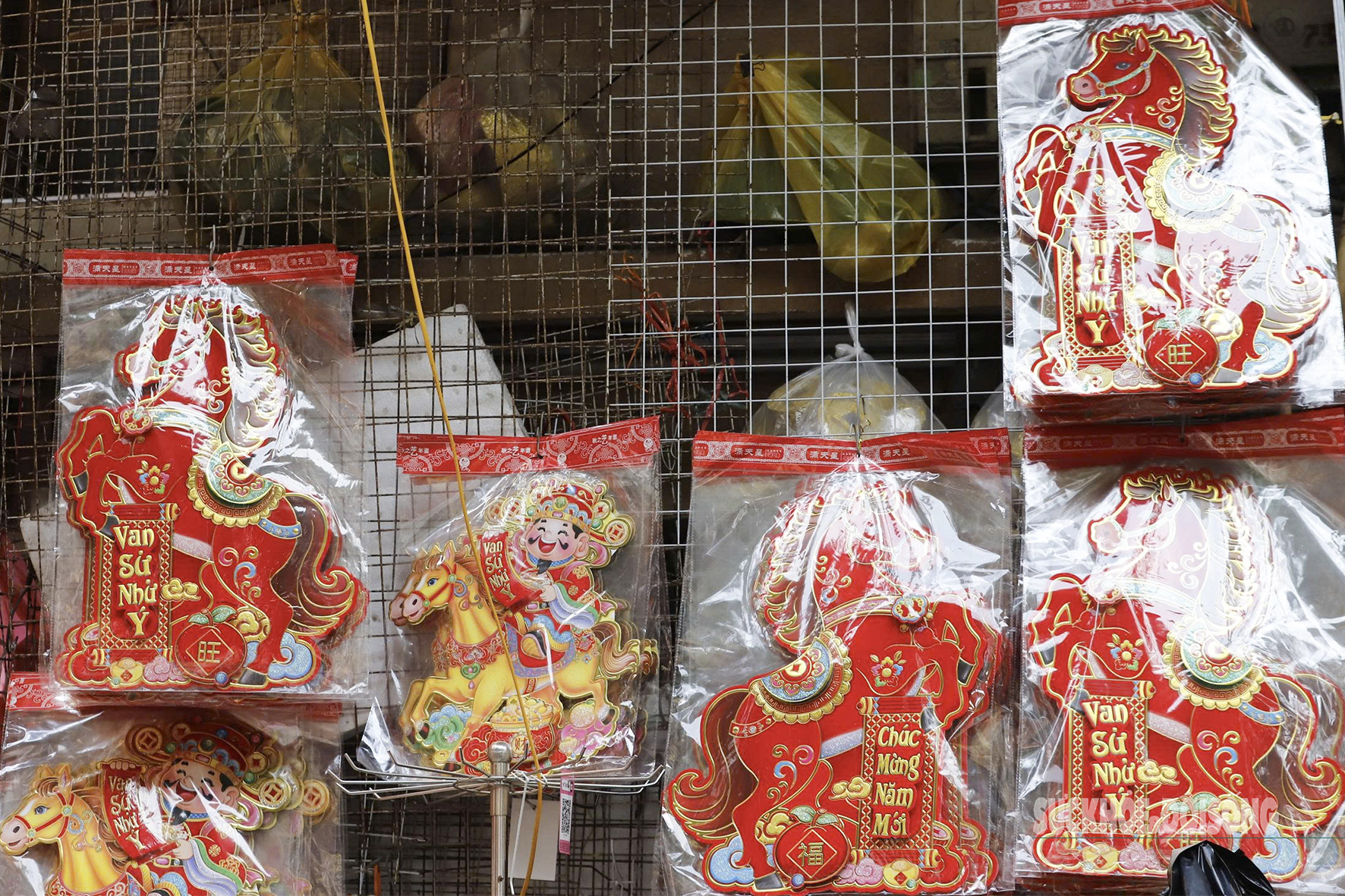 Linh vật ngựa 'phủ kín' phố Hàng Mã đón năm mới 2026- Ảnh 3.