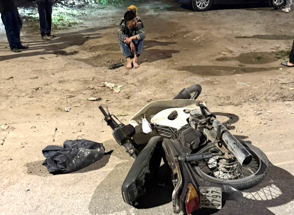 Thông chốt kiểm tra nồng độ cồn, 2 nam thanh niên điều khiển xe máy tông trúng Đại úy CSGT- Ảnh 1.