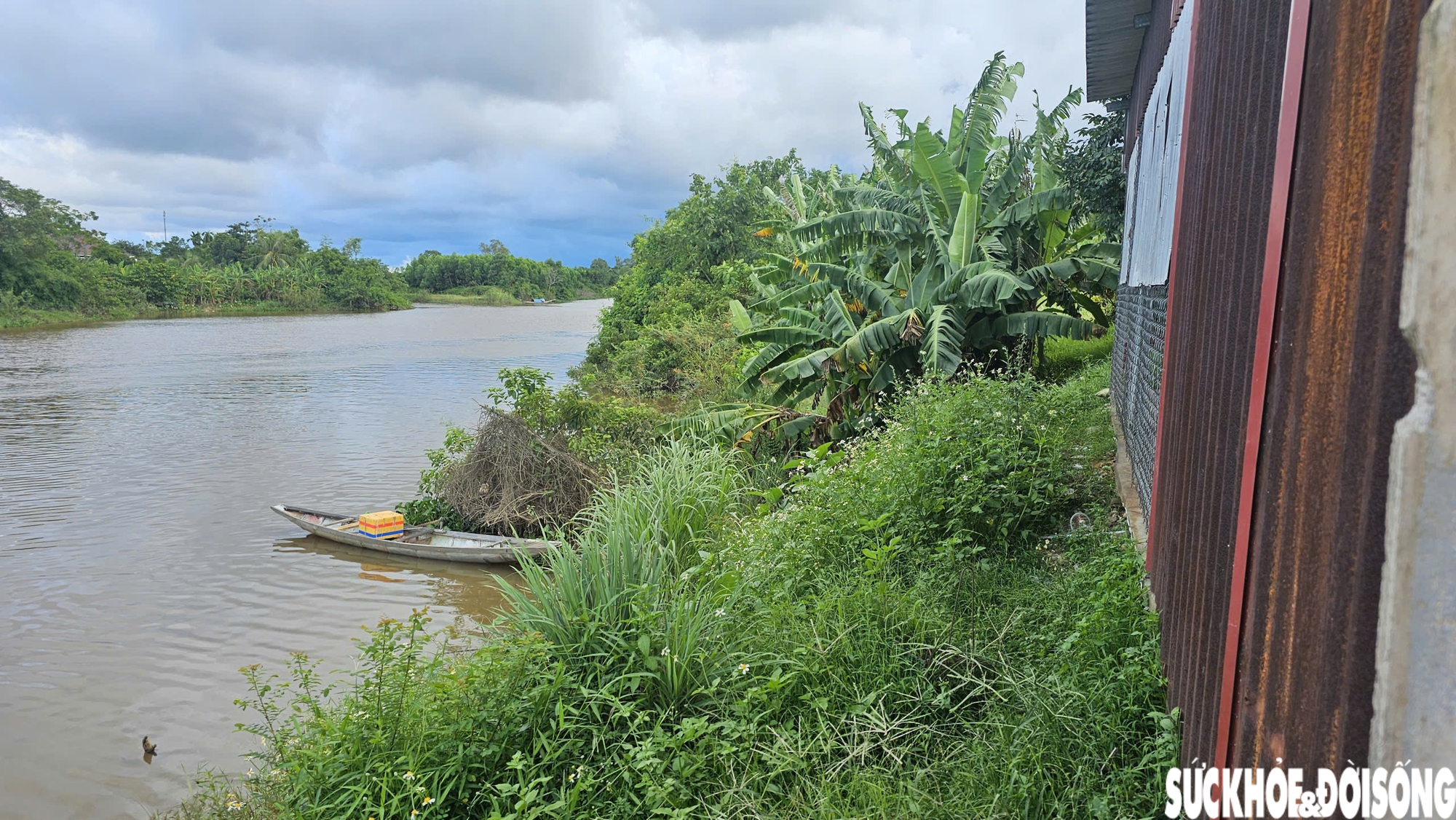 Bờ sông sạt lở nghiêm trọng uy hiếp nhà cửa, đất sản xuất của người dân sau mưa bão- Ảnh 2.