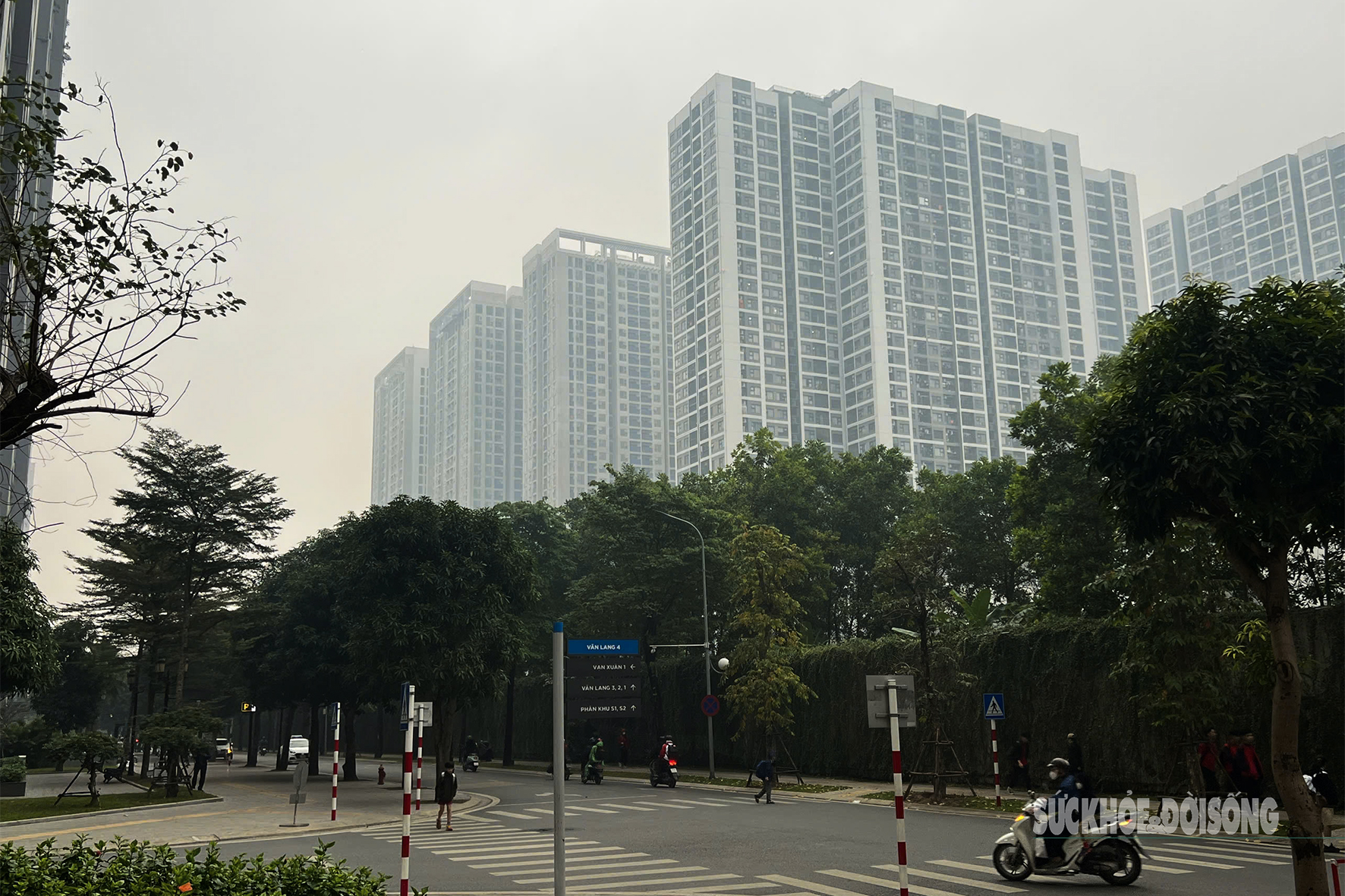 Tòa nhà cao tầng 'biến mất' sau lớp mù dày đặc- Ảnh 10.