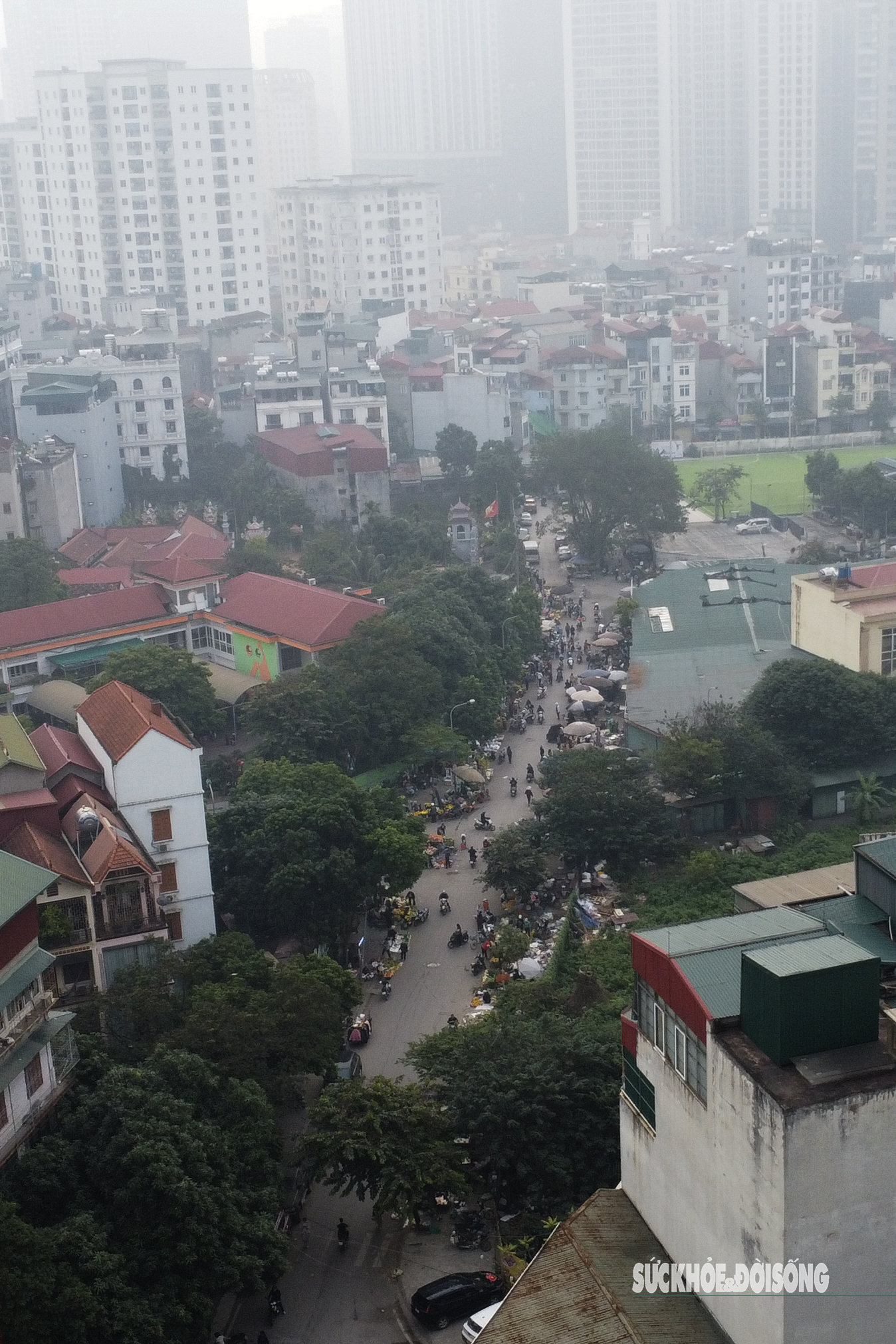 Tòa nhà cao tầng 'biến mất' sau lớp mù dày đặc- Ảnh 7.