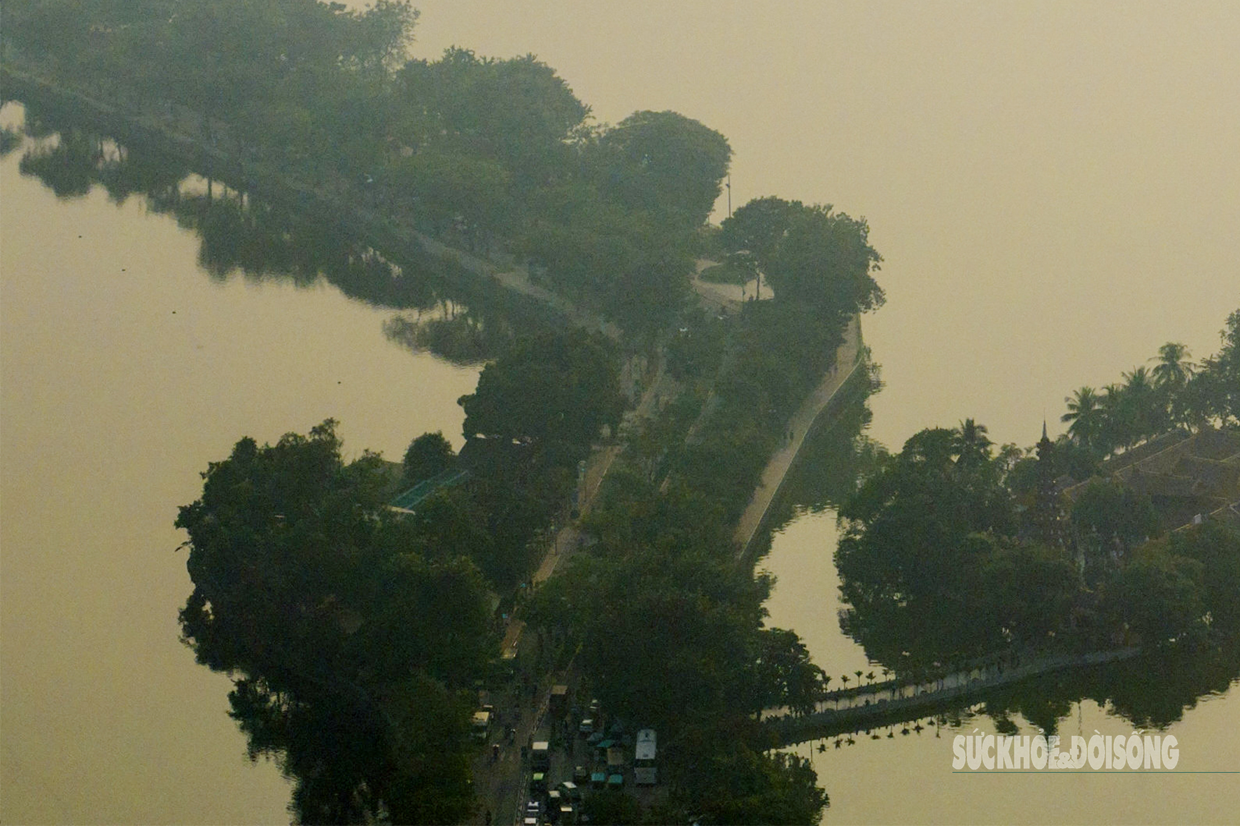 Tòa nhà cao tầng 'biến mất' sau lớp mù dày đặc- Ảnh 13.