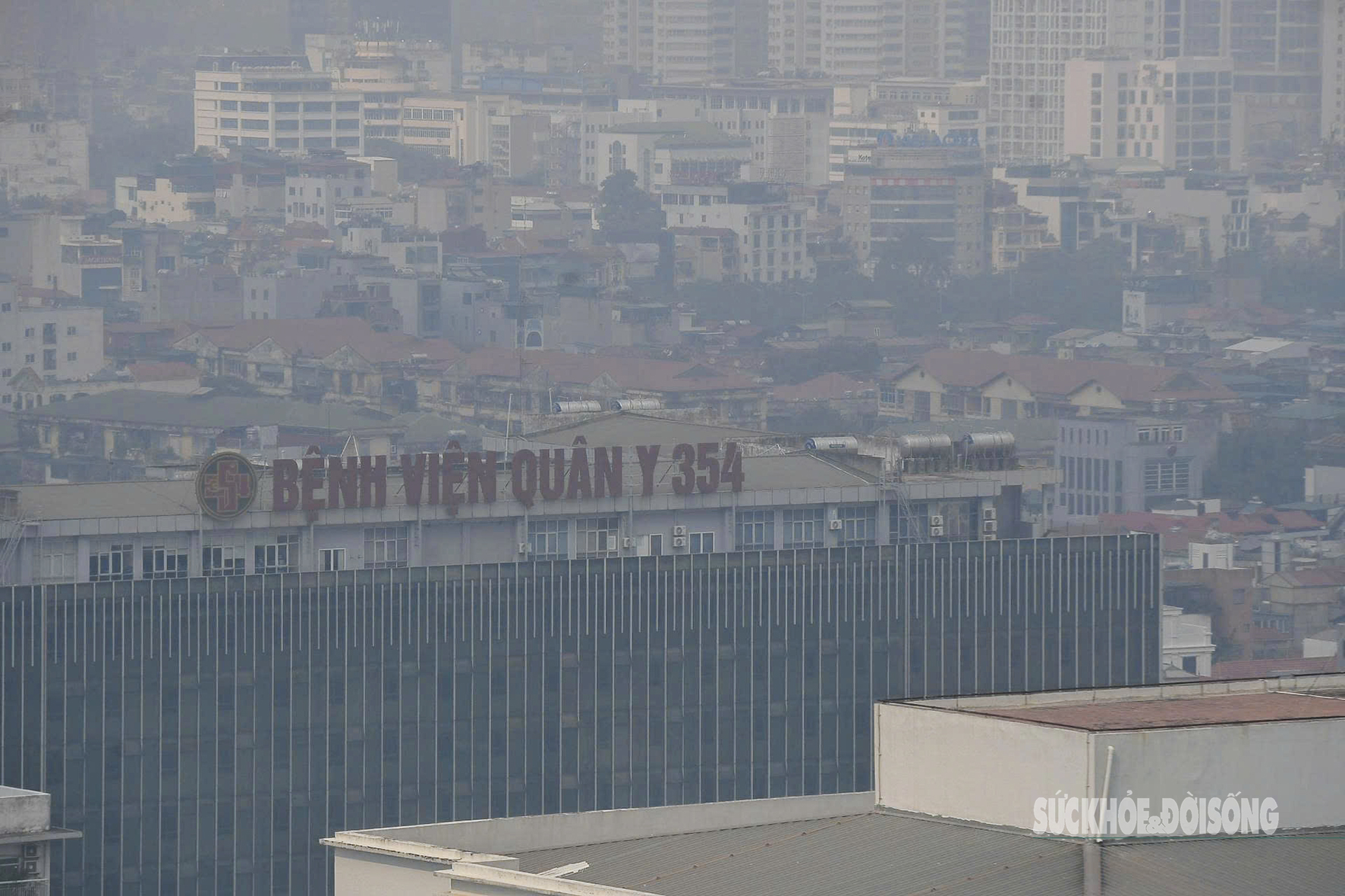 Tòa nhà cao tầng 'biến mất' sau lớp mù dày đặc- Ảnh 11.