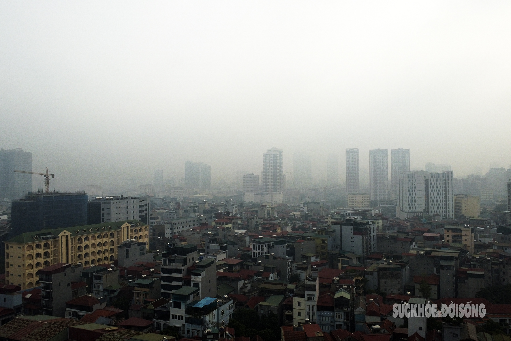 Tòa nhà cao tầng 'biến mất' sau lớp mù dày đặc- Ảnh 2.