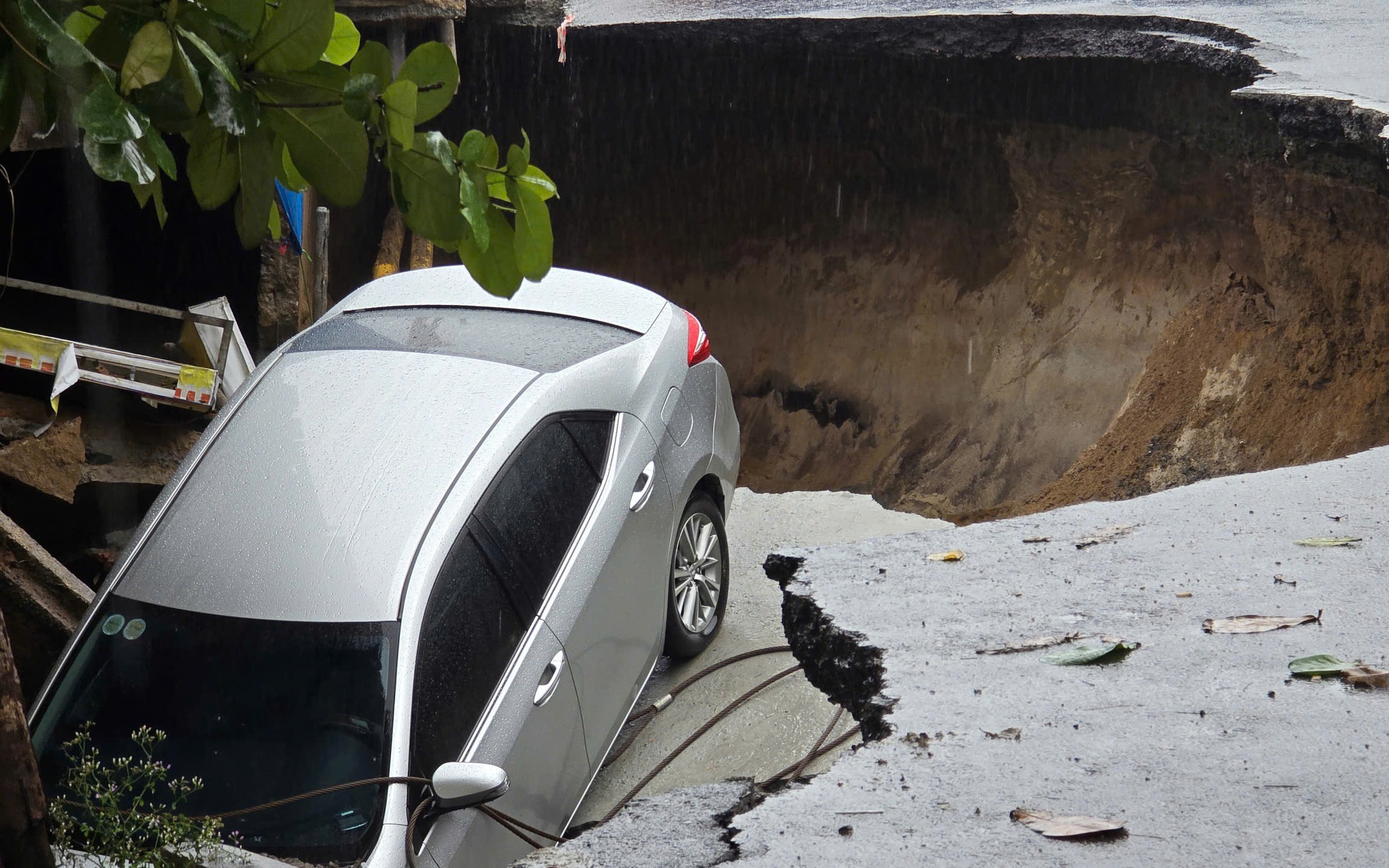 Đà Nẵng chỉ đạo khẩn vụ bất ngờ xuất hiện hố tử thần 'nuốt' ô tô- Ảnh 3.