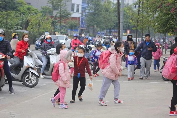 Ô nhiễm không khí nghiêm trọng: Chuyên gia hướng dẫn thời điểm cho học sinh ở nhà- Ảnh 1.