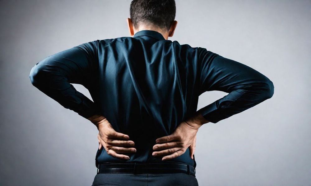 요추 부위에 장기간 둔한 통증이 있는 경우, 강직성 척추염을 조심하세요 - 사진 1. Đau vùng thắt lưng âm ỉ kéo dài, coi chừng viêm cột sống dính khớp- Ảnh 1.