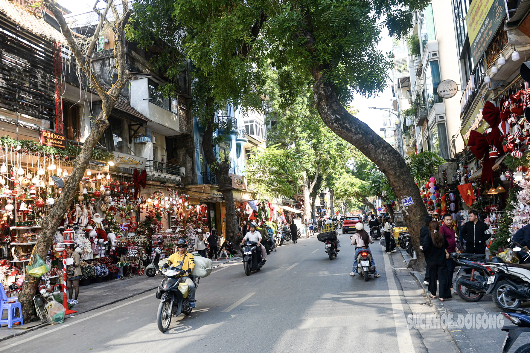 Phố Hàng Mã gọn gàng, thông thoáng dịp Noel- Ảnh 1.