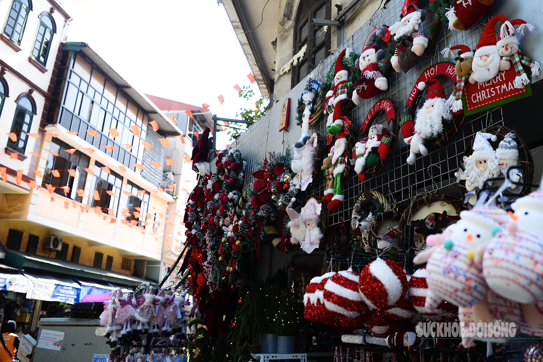 Phố Hàng Mã gọn gàng, thông thoáng dịp Noel- Ảnh 2.