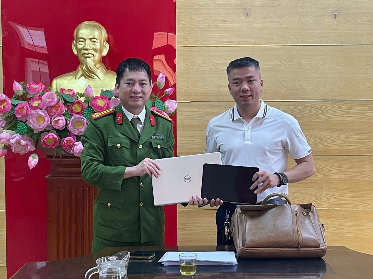 Giám đốc công ty làm rơi nhiều tài sản, được Công an phường tuần tra phát hiện, trao trả- Ảnh 1.