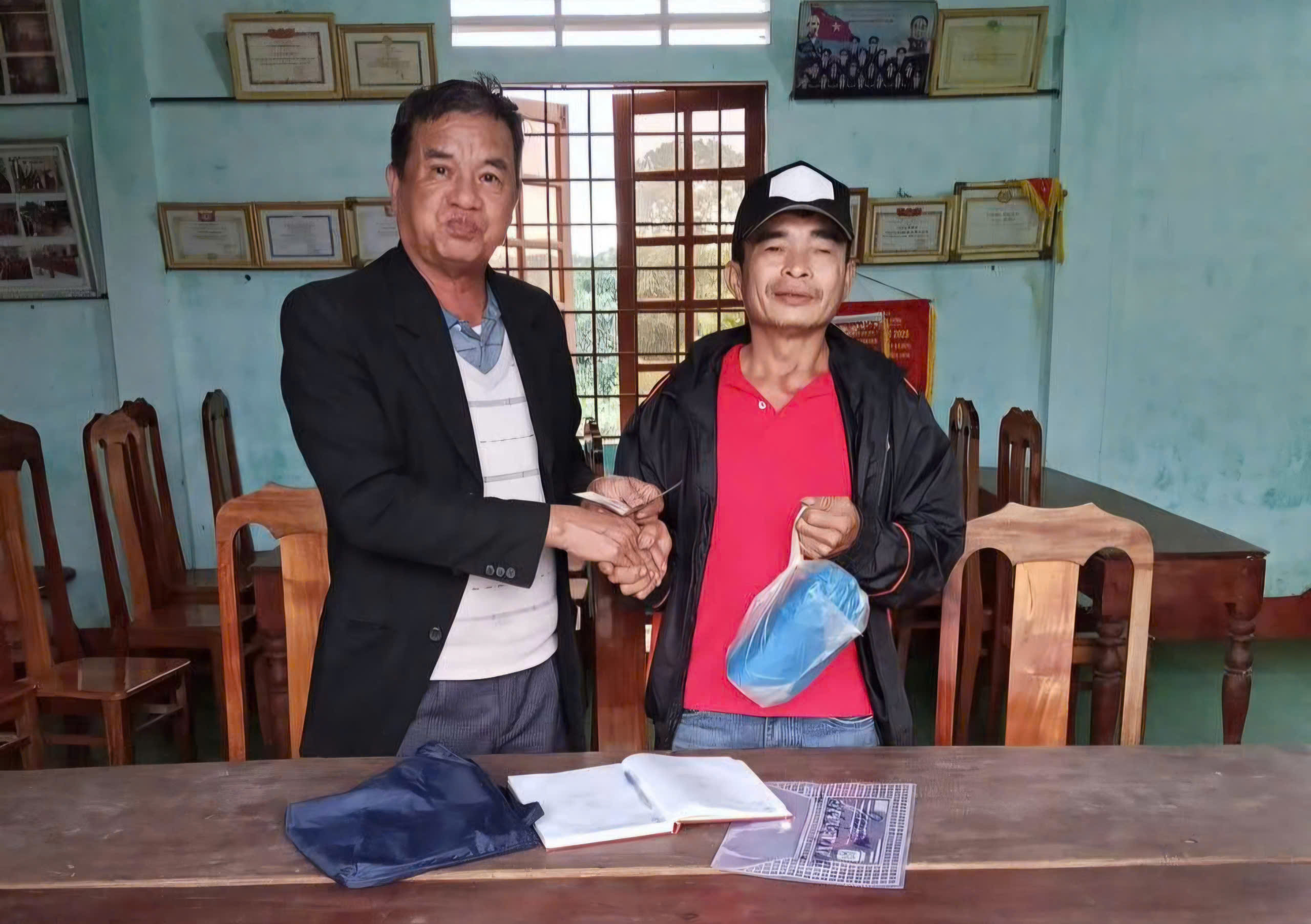 Xúc động tấm lòng người đàn ông nhặt ve chai mang 1 triệu đồng ủng hộ đồng bào vùng lũ- Ảnh 1.