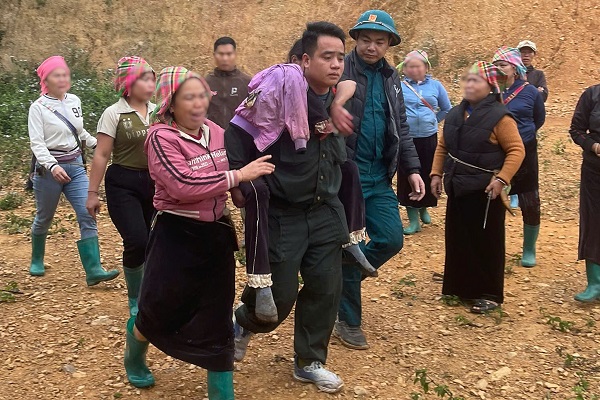 Xuyên đêm băng rừng, Công an xã Khoen On kịp thời cứu người dân bị nạn nguy kịch trong rừng sâu- Ảnh 1.