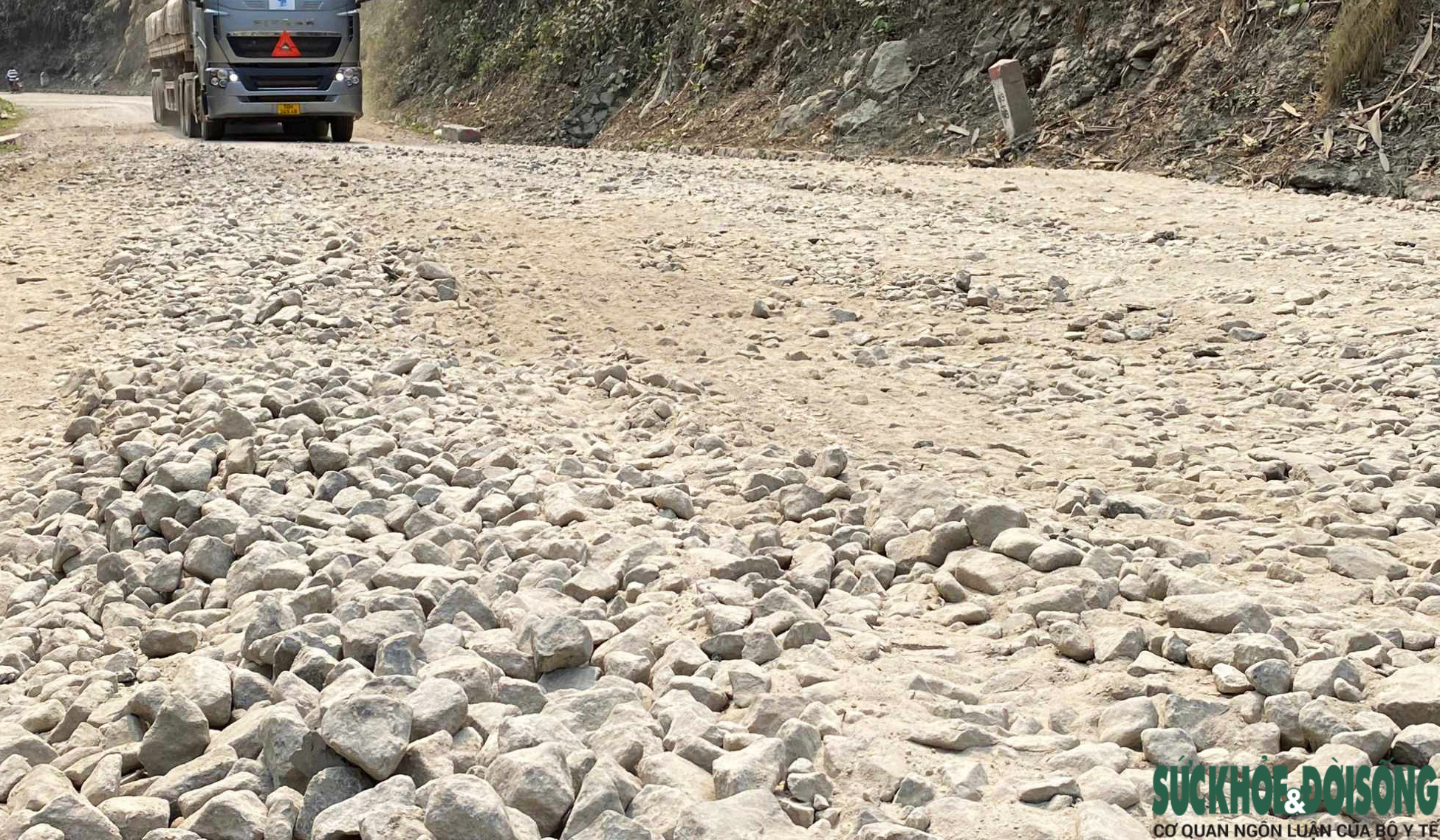 Cận cảnh Quốc lộ 14D 'nát như tương', Đà Nẵng chi hơn 4.500 tỷ đồng nâng cấp, cải tạo- Ảnh 1.