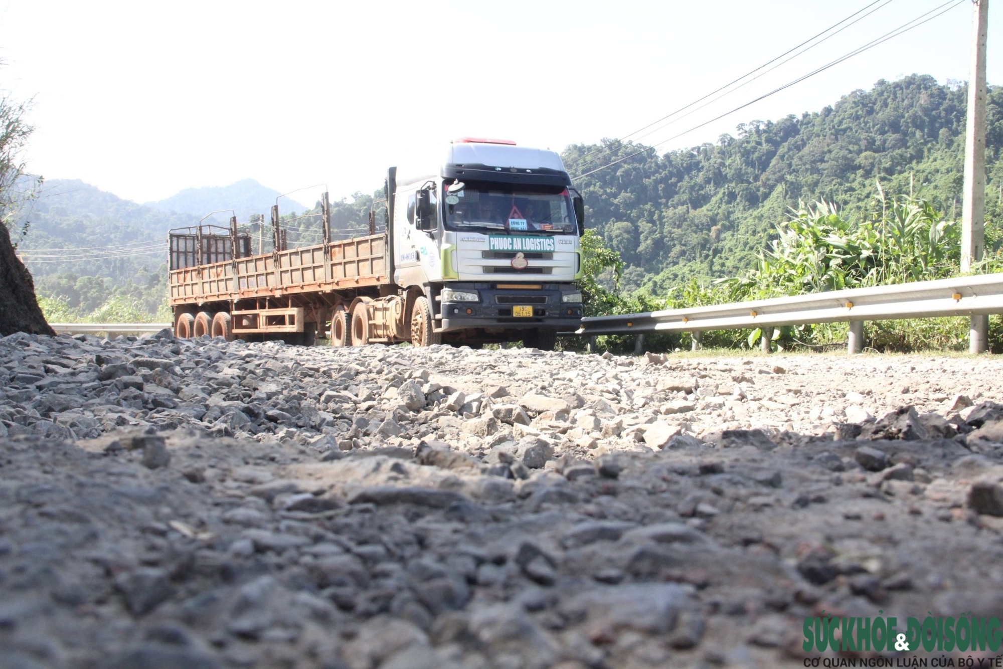 Cận cảnh Quốc lộ 14D 'nát như tương', Đà Nẵng chi hơn 4.500 tỷ đồng nâng cấp, cải tạo- Ảnh 3.