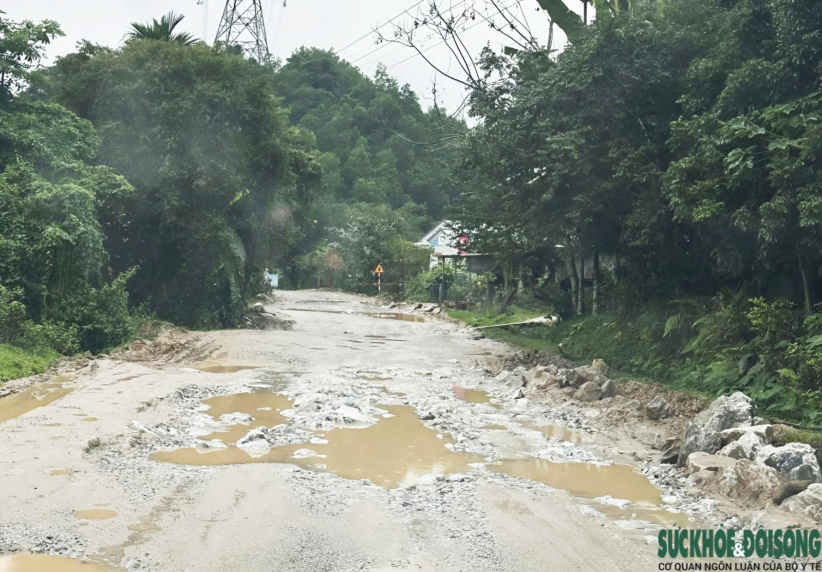 Cận cảnh Quốc lộ 14D 'nát như tương', Đà Nẵng chi hơn 4.500 tỷ đồng nâng cấp, cải tạo- Ảnh 4.