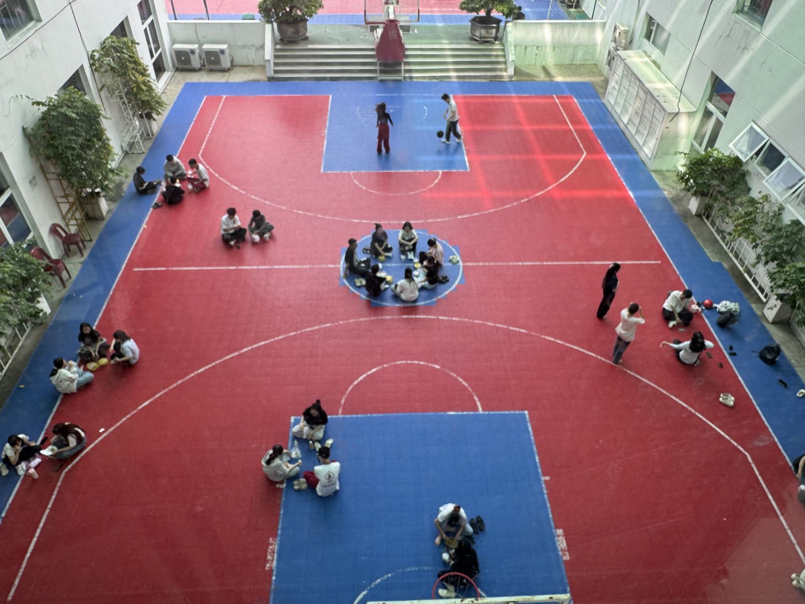 TP Hồ Chí Minh triển khai đại trà giờ ra chơi hạn chế sử dụng điện thoại từ tháng 1/2026- Ảnh 2.