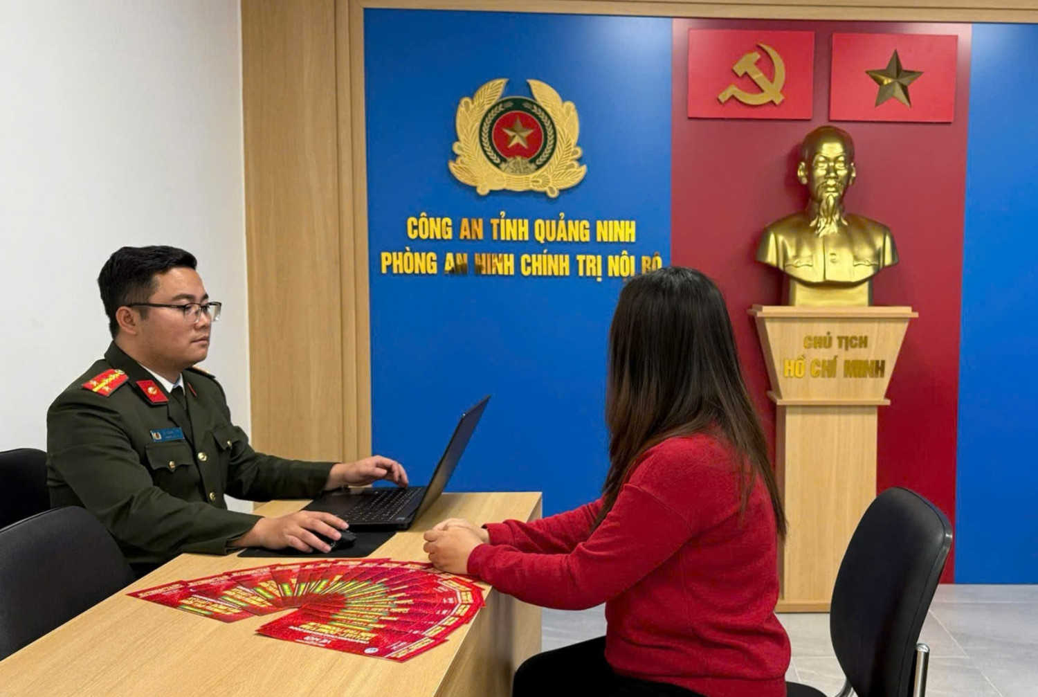 Người phụ nữ rao bán vé mời 'Chương trình Quảng Ninh chào năm mới' để trục lợi- Ảnh 1. Người phụ nữ rao bán vé mời 'Chương trình Quảng Ninh chào năm mới' để trục lợi- Ảnh 1.