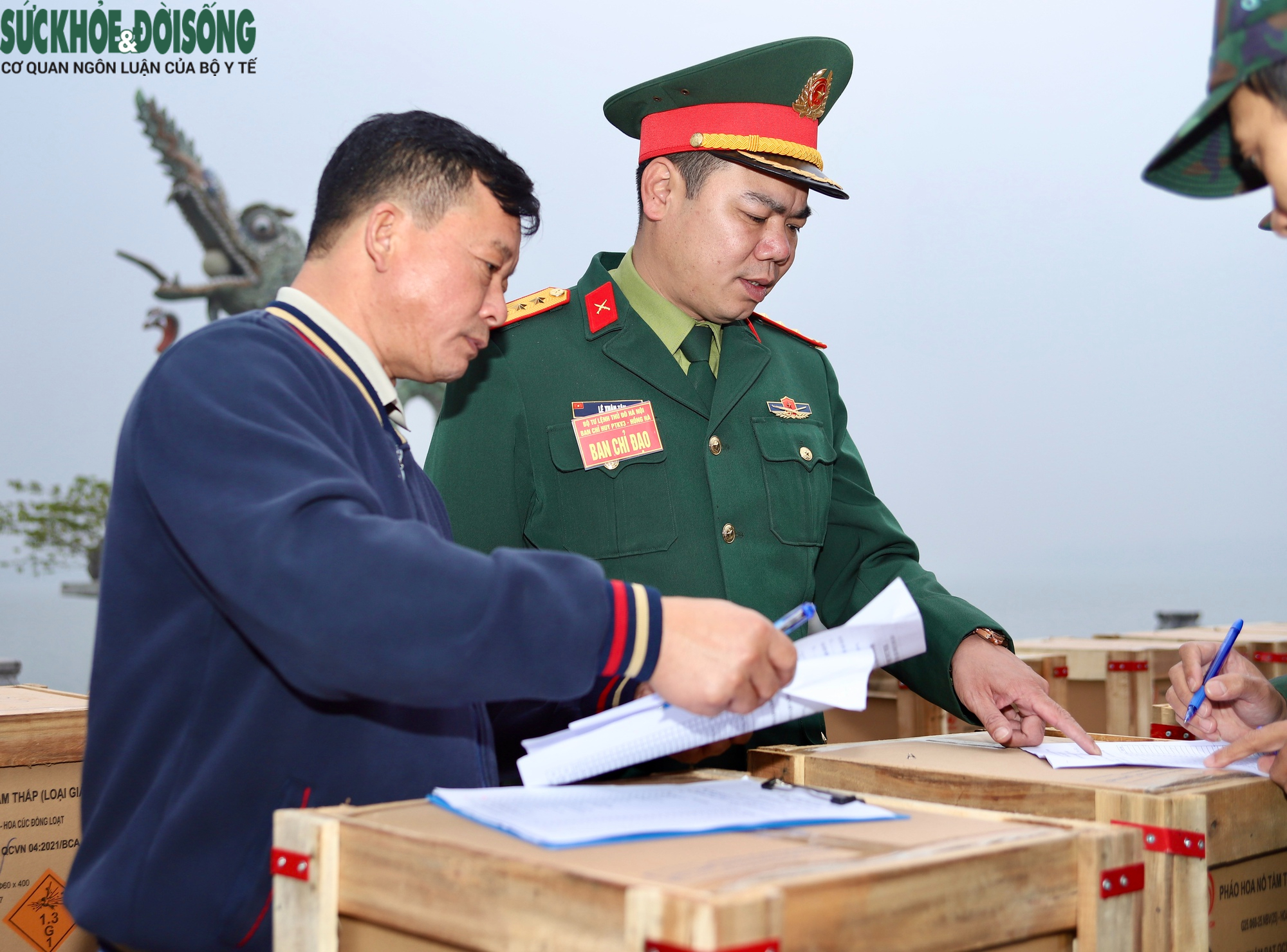 Pháo hoa đã vào ống phóng, sẵn sàng cho thời khắc đếm ngược chào đón năm 2026- Ảnh 4.