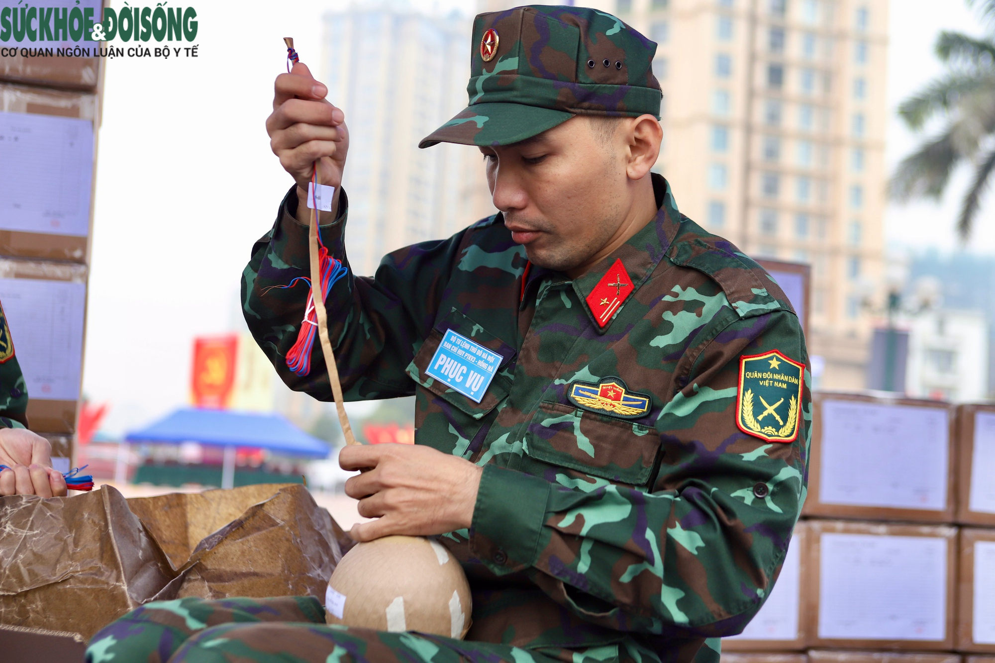 Pháo hoa đã vào ống phóng, sẵn sàng cho thời khắc đếm ngược chào đón năm 2026- Ảnh 8.