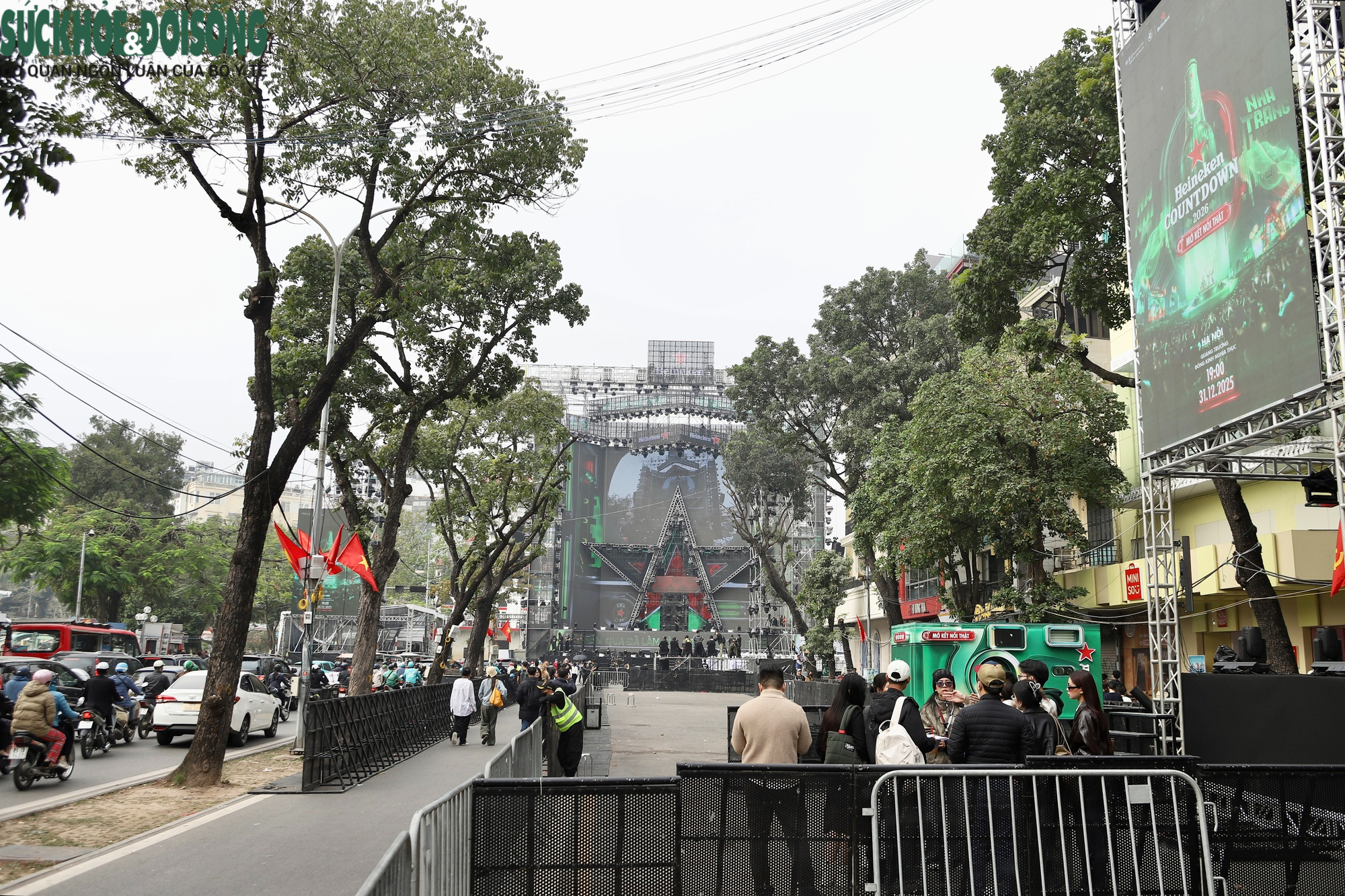 Sân khấu Countdown 2026 tại phố đi bộ Hồ Gươm trước 'giờ G'- Ảnh 2. Sân khấu Countdown 2026 tại phố đi bộ Hồ Gươm trước 'giờ G'- Ảnh 2.