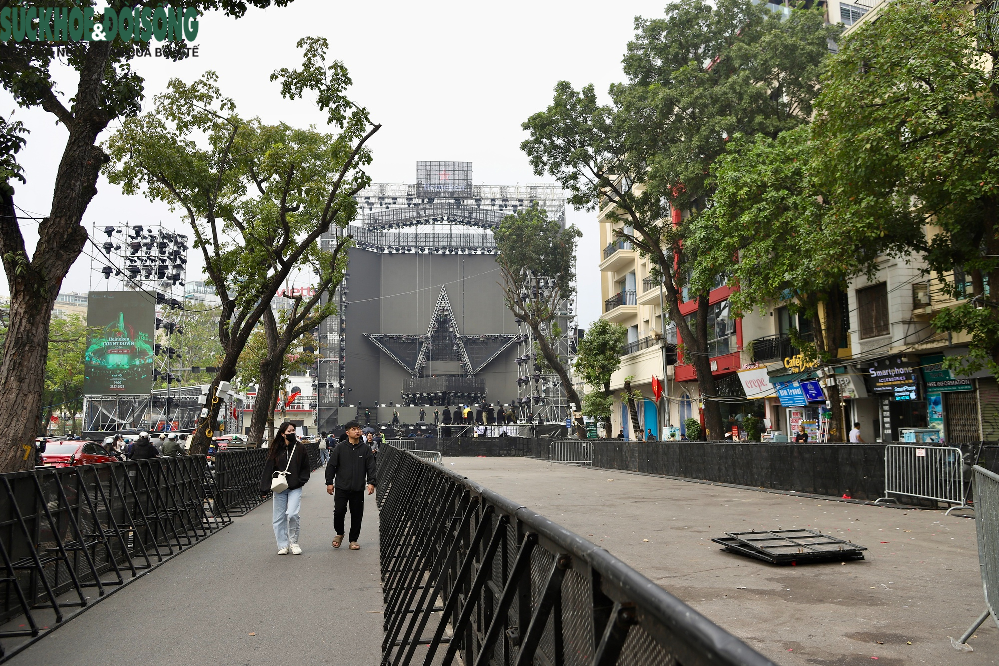 Sân khấu Countdown 2026 tại phố đi bộ Hồ Gươm trước 'giờ G'- Ảnh 3. Sân khấu Countdown 2026 tại phố đi bộ Hồ Gươm trước 'giờ G'- Ảnh 3.