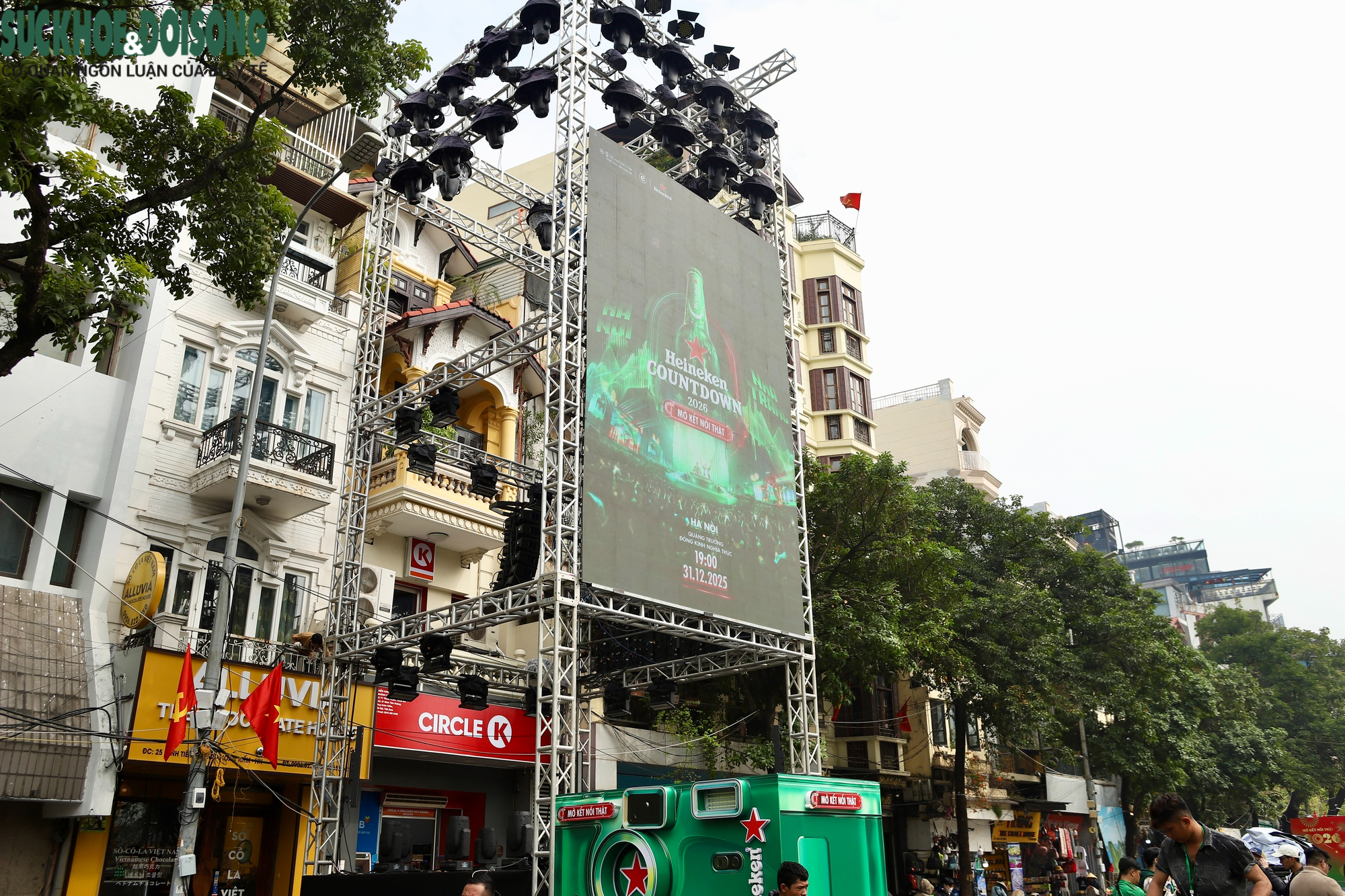 Sân khấu Countdown 2026 tại phố đi bộ Hồ Gươm trước 'giờ G'- Ảnh 4. Sân khấu Countdown 2026 tại phố đi bộ Hồ Gươm trước 'giờ G'- Ảnh 4.