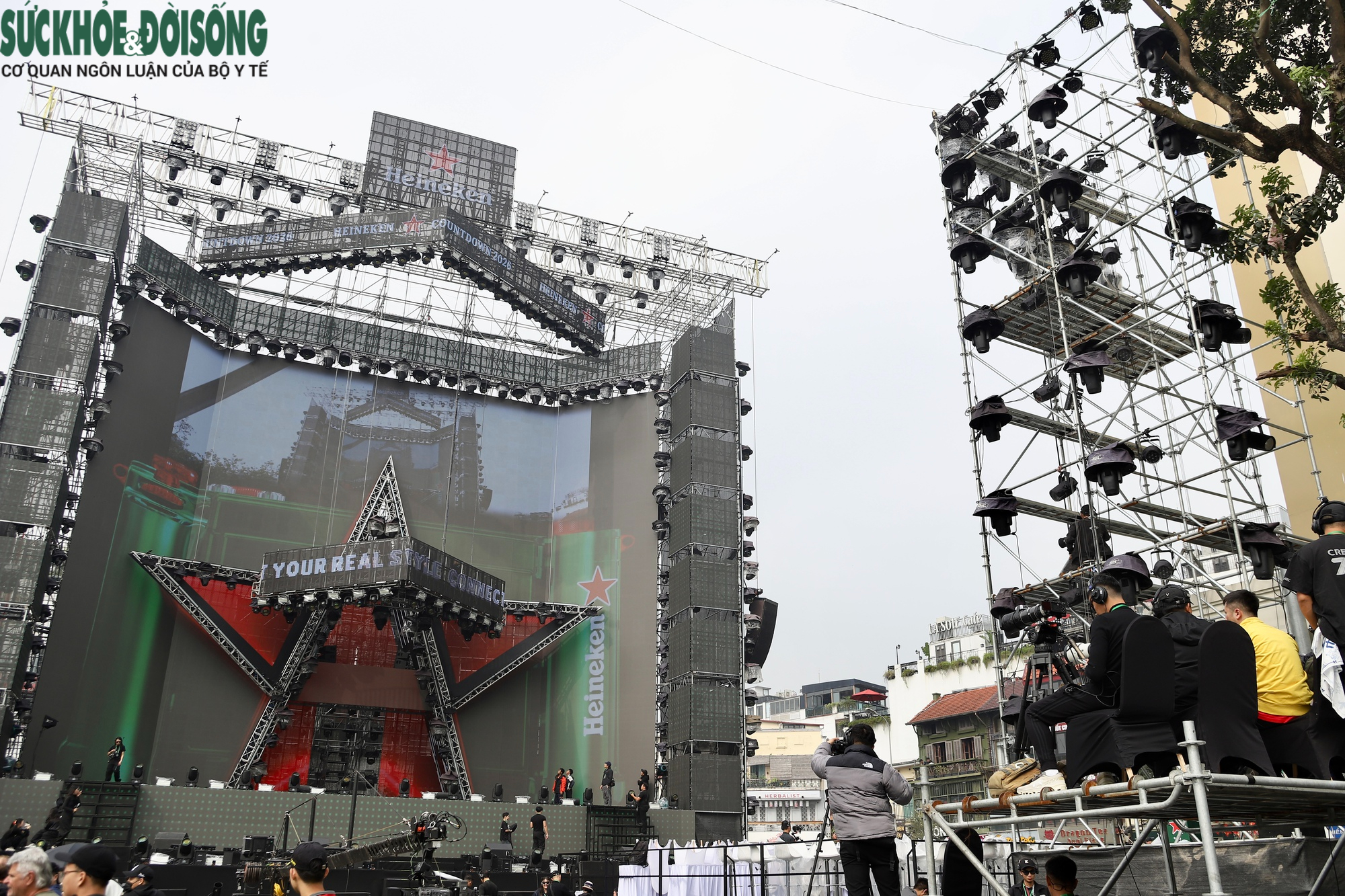 Sân khấu Countdown 2026 tại phố đi bộ Hồ Gươm trước 'giờ G'- Ảnh 5. Sân khấu Countdown 2026 tại phố đi bộ Hồ Gươm trước 'giờ G'- Ảnh 5.