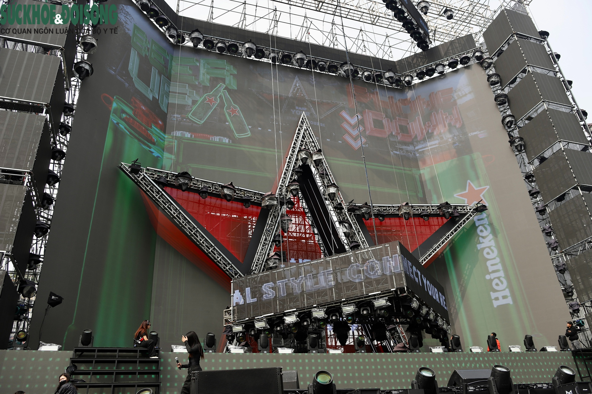 Sân khấu Countdown 2026 tại phố đi bộ Hồ Gươm trước 'giờ G'- Ảnh 6. Sân khấu Countdown 2026 tại phố đi bộ Hồ Gươm trước 'giờ G'- Ảnh 6.