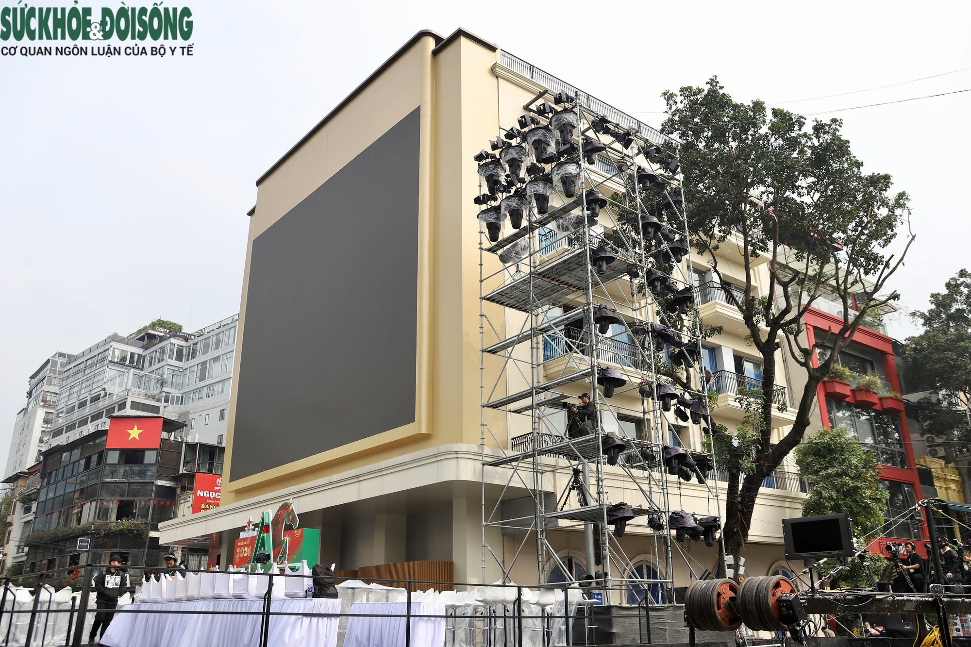 Sân khấu Countdown 2026 tại phố đi bộ Hồ Gươm trước 'giờ G'- Ảnh 7. Sân khấu Countdown 2026 tại phố đi bộ Hồ Gươm trước 'giờ G'- Ảnh 7.