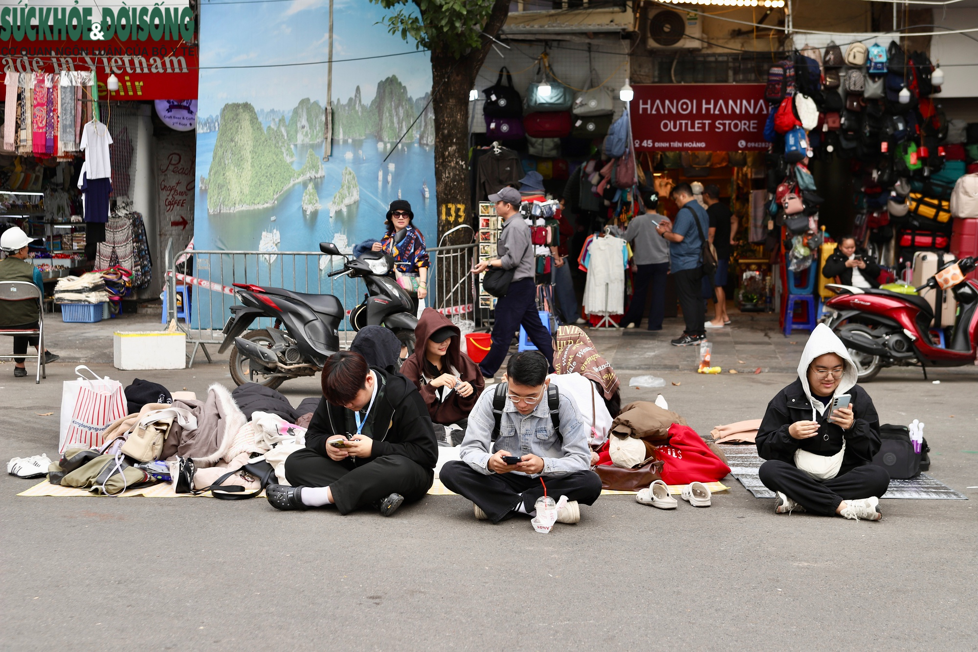 Sân khấu Countdown 2026 tại phố đi bộ Hồ Gươm trước 'giờ G'- Ảnh 8. Sân khấu Countdown 2026 tại phố đi bộ Hồ Gươm trước 'giờ G'- Ảnh 8.