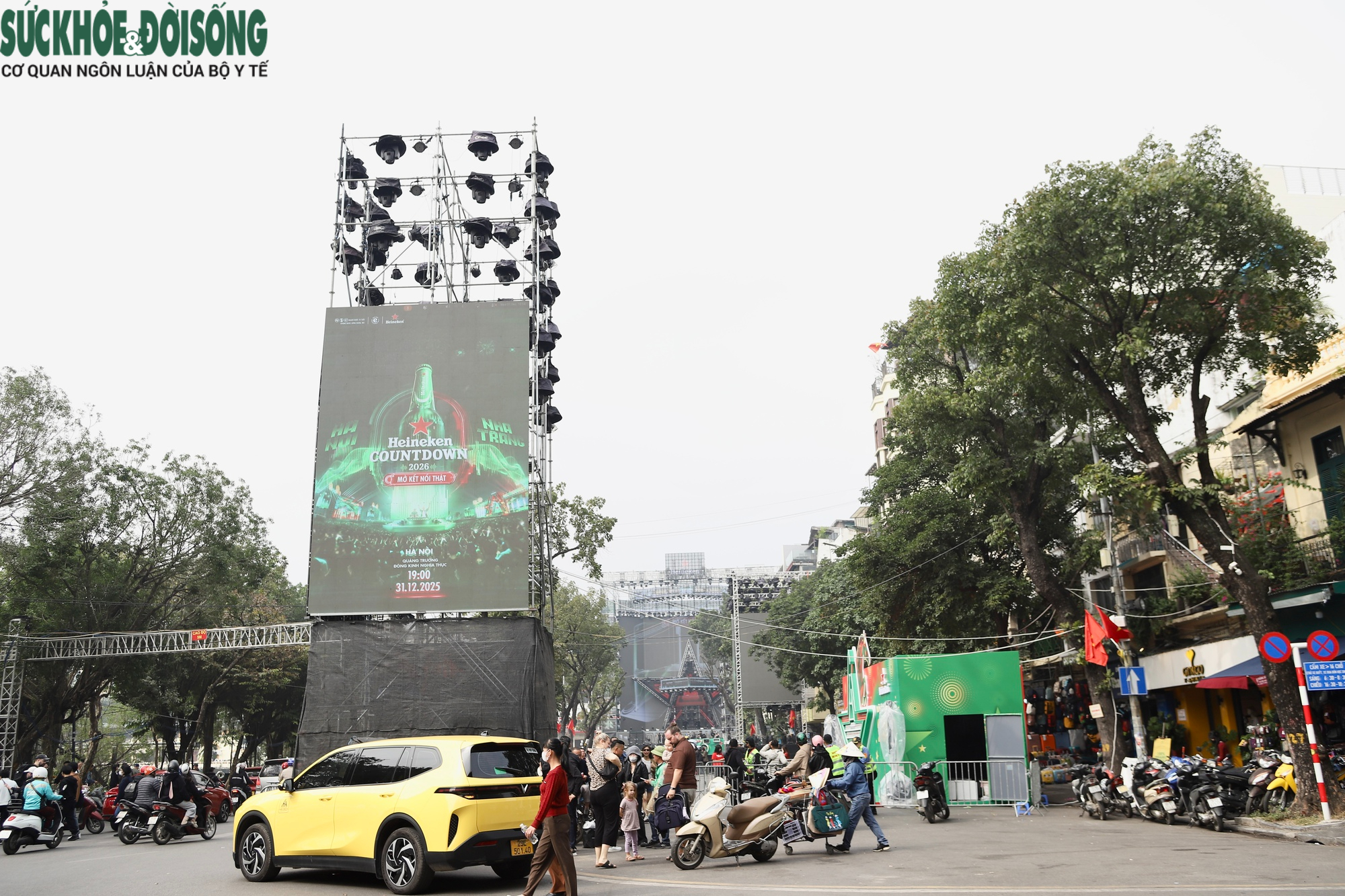 Sân khấu Countdown 2026 tại phố đi bộ Hồ Gươm trước 'giờ G'- Ảnh 9. Sân khấu Countdown 2026 tại phố đi bộ Hồ Gươm trước 'giờ G'- Ảnh 9.