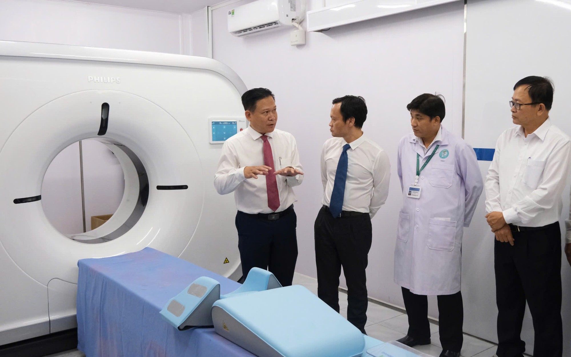 Áp lực mới đặt lên hệ thống y tế Cần Thơ- Ảnh 3. Giám đốc Sở Y tế Cần Thơ thông tin về quá trình mua 2 máy xạ trị cho Bệnh viện Ung bướu