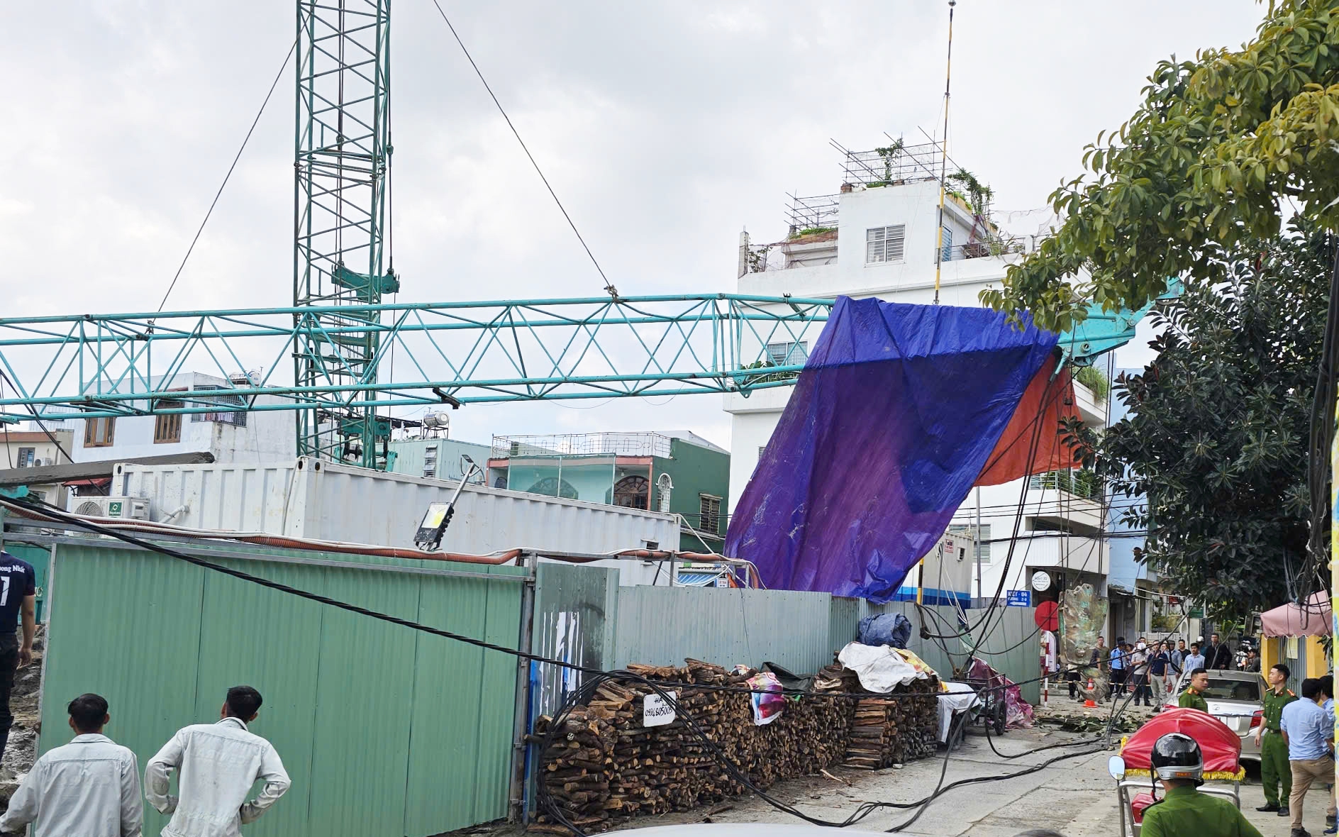 Hãi hùng cần cẩu công trình bất ngờ gãy đổ giữa trung tâm Đà Nẵng