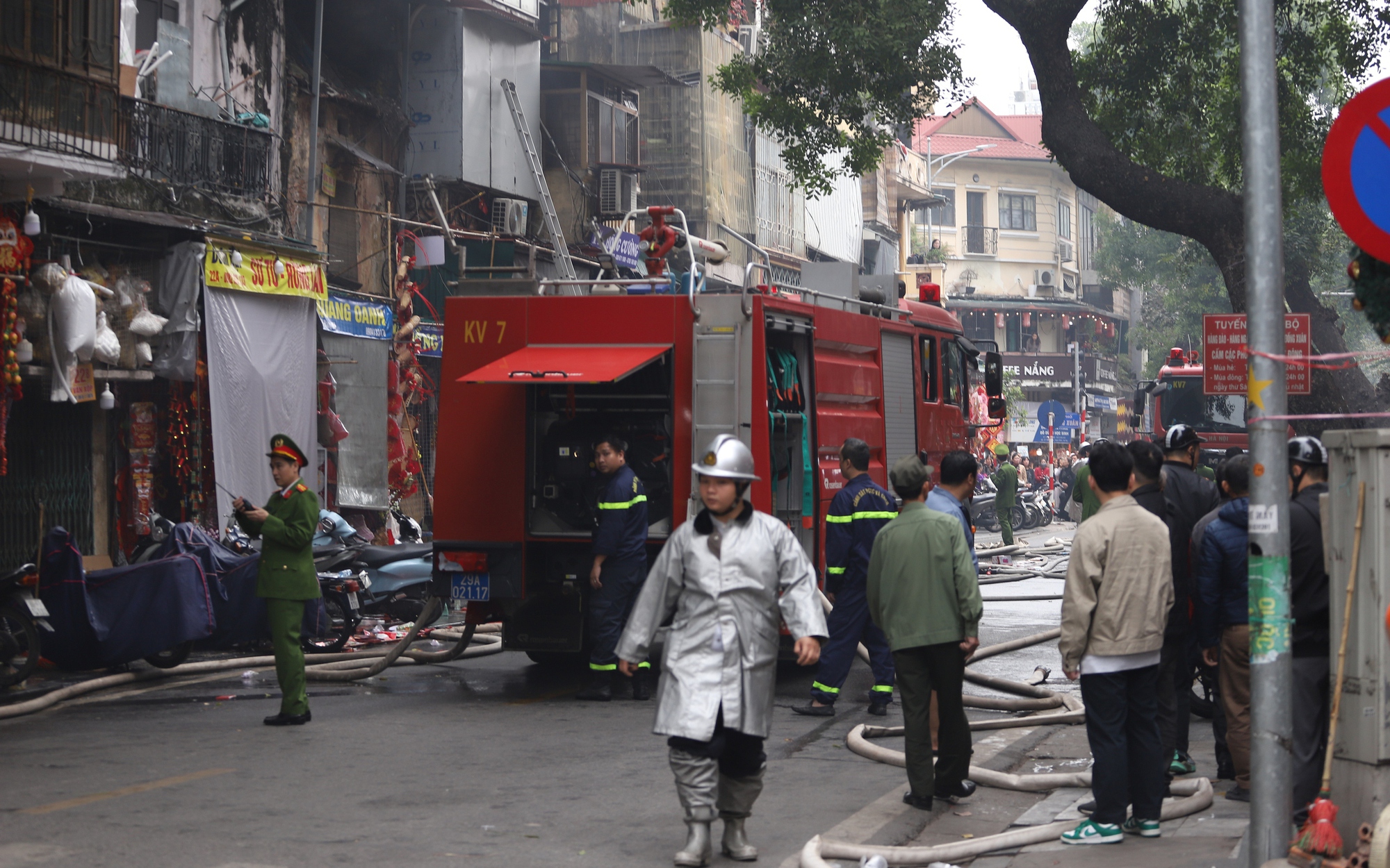 Hiện trường vụ cháy cửa hàng kinh doanh trên phố Hàng Mã 