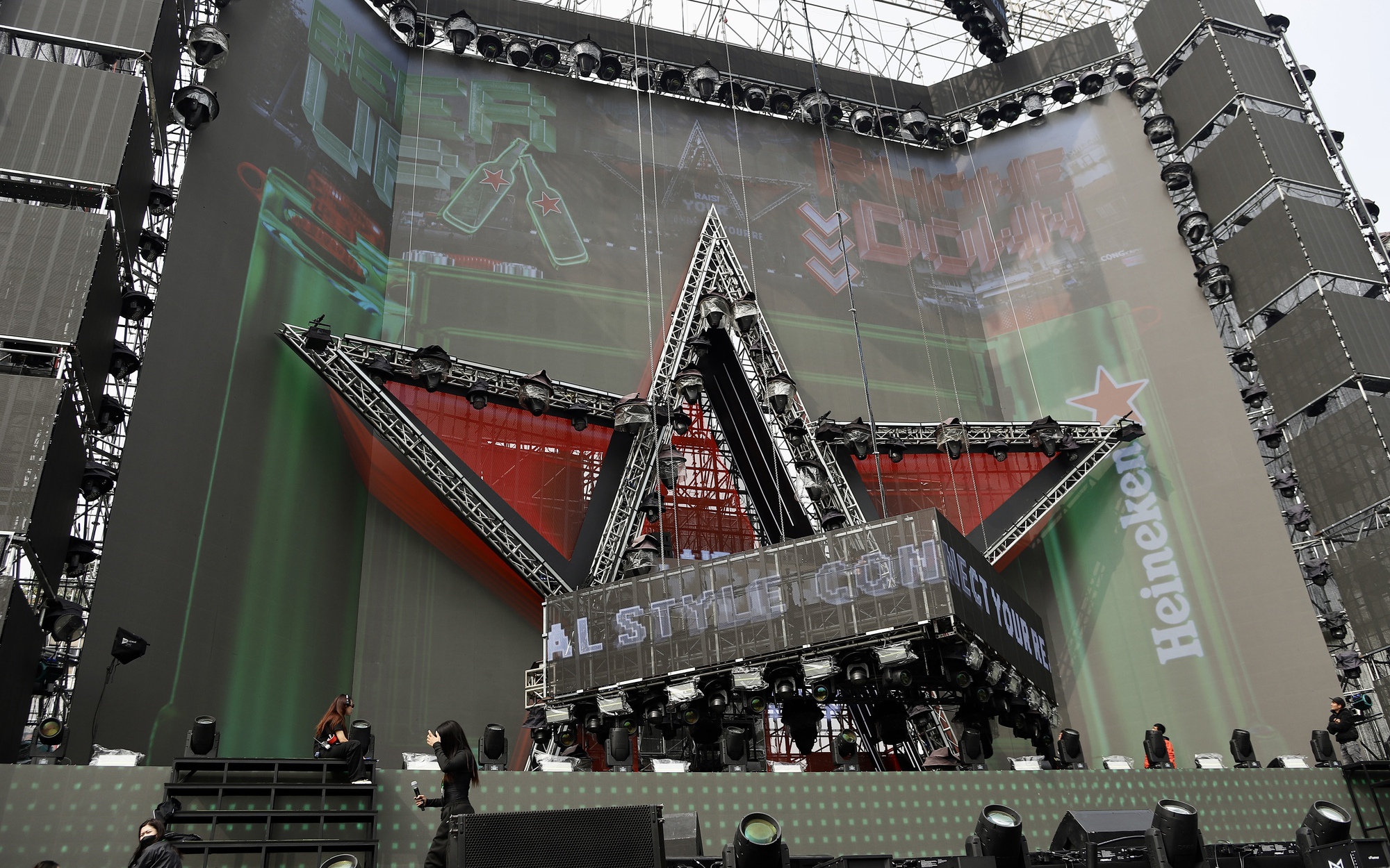 Sân khấu Countdown 2026 tại phố đi bộ Hồ Gươm trước "giờ G"