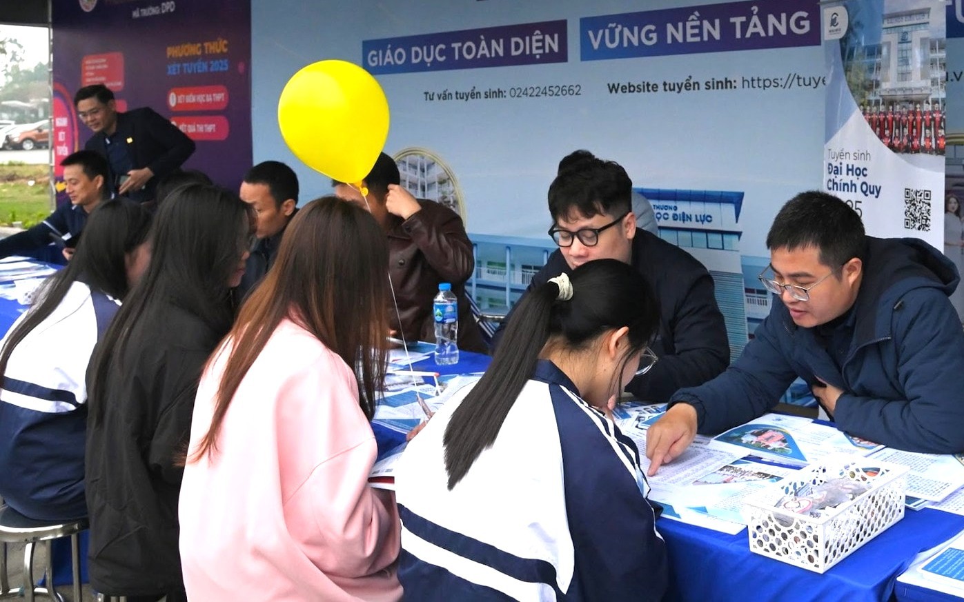 Những sai lầm phổ biến của phụ huynh khi định hướng ngành nghề cho con- Ảnh 2. Nhìn lại mùa tuyển sinh đại học 2025 với nhiều ngành học "nóng" điểm chuẩn chạm mốc kịch trần