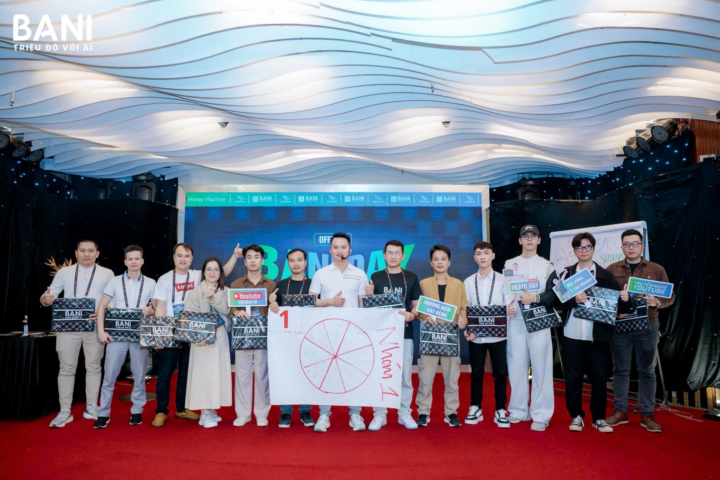 屋内, 人, 立つ, 写真 が含まれている画像  AI 生成コンテンツは誤りを含む可能性があります。