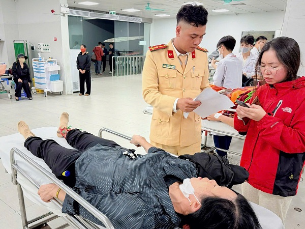 CSGT Hà Nội dùng xe chuyên dụng đưa người phụ nữ gãy chân đi cấp cứu đêm giao thừa- Ảnh 2.