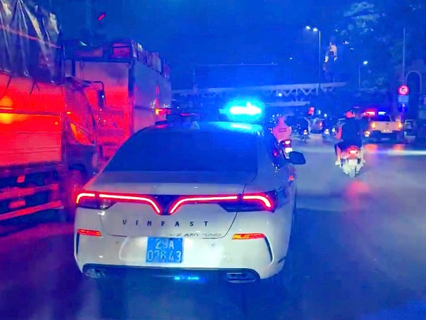 CSGT Hà Nội dùng xe chuyên dụng đưa người phụ nữ gãy chân đi cấp cứu đêm giao thừa- Ảnh 1.