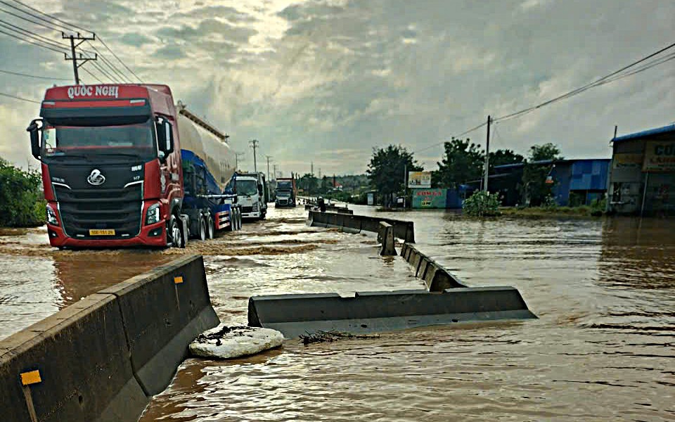 CSGT nói gì vụ xe tải bị nghi 'chim mồi' trên cao tốc Nội Bài - Lào Cai?- Ảnh 1.