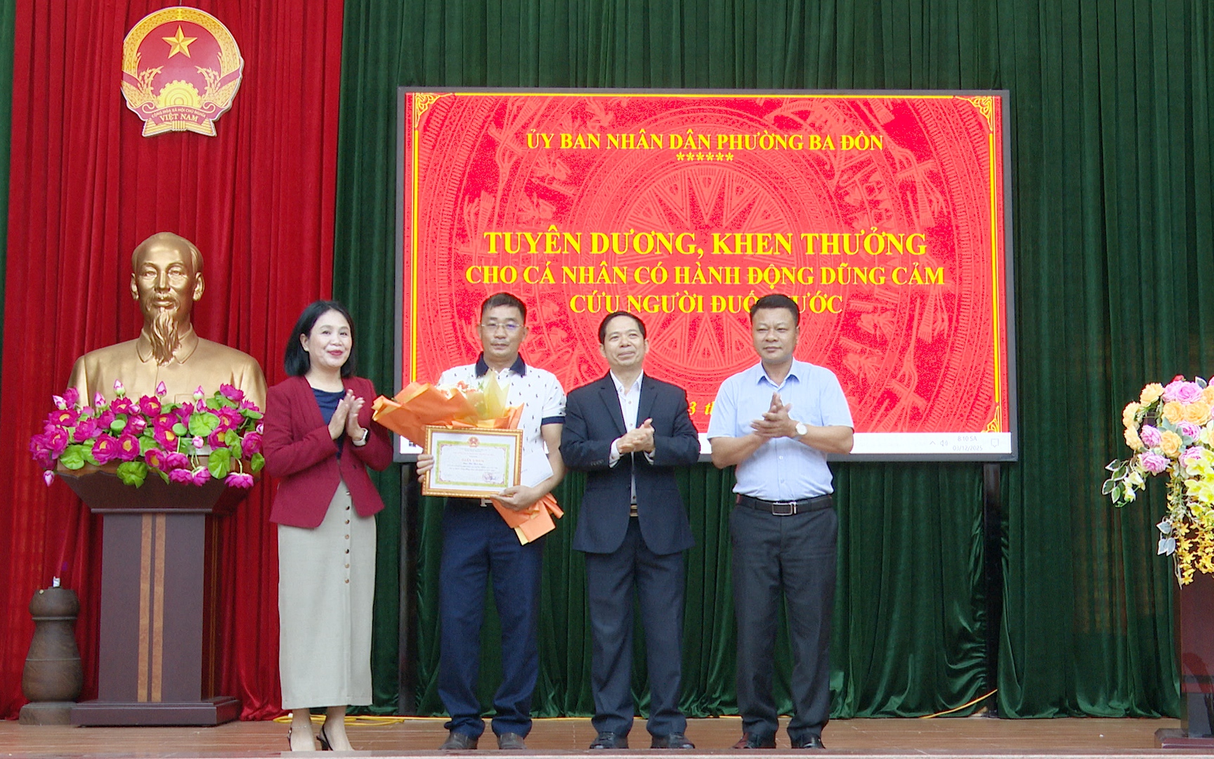 Người đàn ông dùng tiền thưởng khi cứu người để ủng hộ vùng lũ