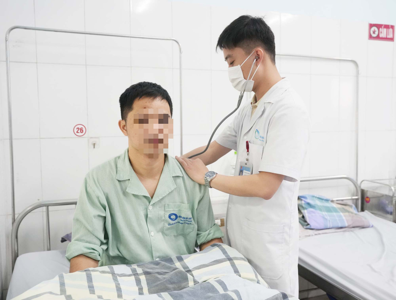 Ung man med bakre mediastinumtumör, farliga komplikationer - Foto 2. Nam thanh niên có khối u trung thất sau, biến chứng nguy hiểm - Ảnh 2.