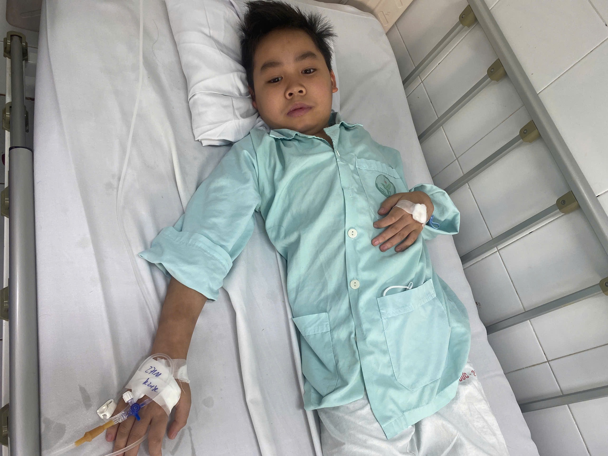 Xót thương cậu bé người Tày 11 tuổi mồ côi cha, chống chọi với bệnh tật cần giúp đỡ- Ảnh 1.