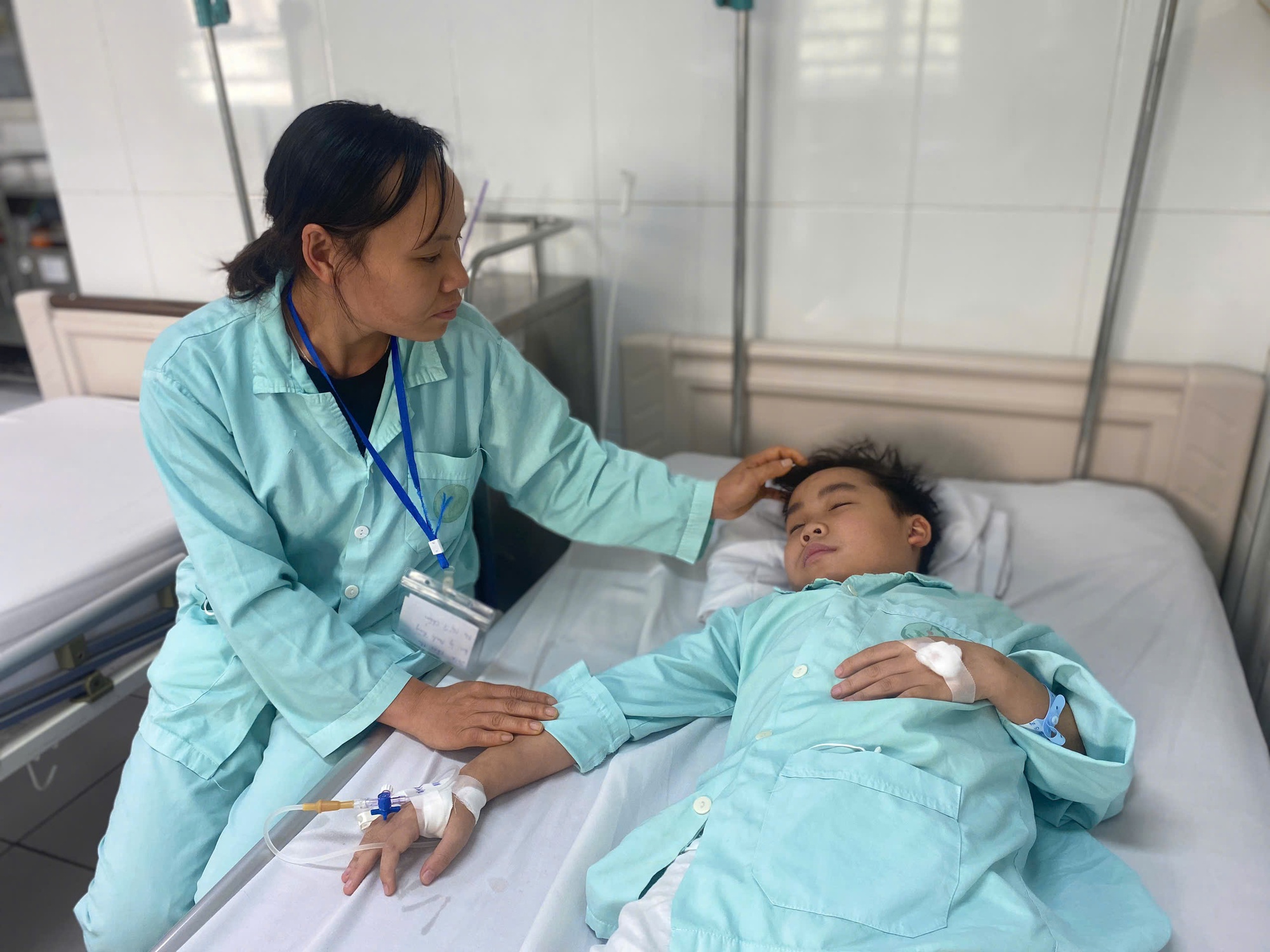 Xót thương cậu bé người Tày 11 tuổi mồ côi cha, chống chọi với bệnh tật cần giúp đỡ- Ảnh 2.