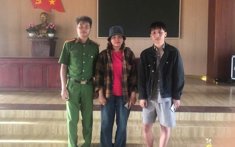 Nữ hành khách vui mừng nhận lại lắc vàng bỏ quên tại sân bay Phú Bài- Ảnh 2. Nữ hành khách vui mừng nhận lại lắc vàng bỏ quên tại sân bay Phú Bài- Ảnh 2.