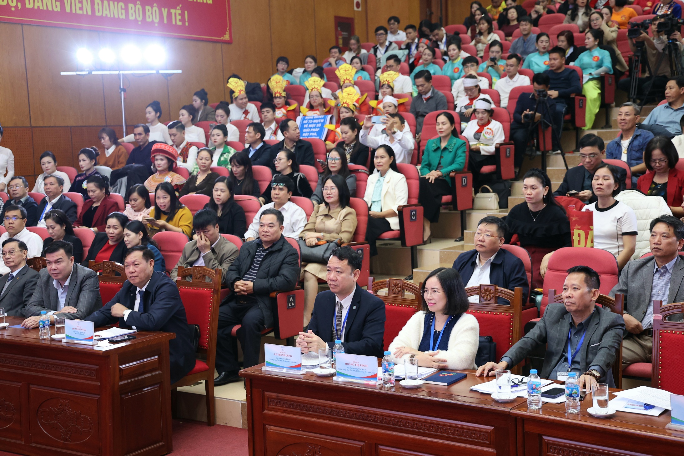 ກະຊວງສາທາລະນະສຸກຈັດຕັ້ງການແຂ່ງຂັນຮ້ອຍຄົນເພື່ອນຳເອົານະໂຍບາຍປະຊາກອນເຂົ້າສູ່ຮາກຖານ - ຮູບ 2. Bộ Y tế tổ chức cuộc thi dành cho hàng trăm người đưa chính sách dân số tới cơ sở- Ảnh 2.