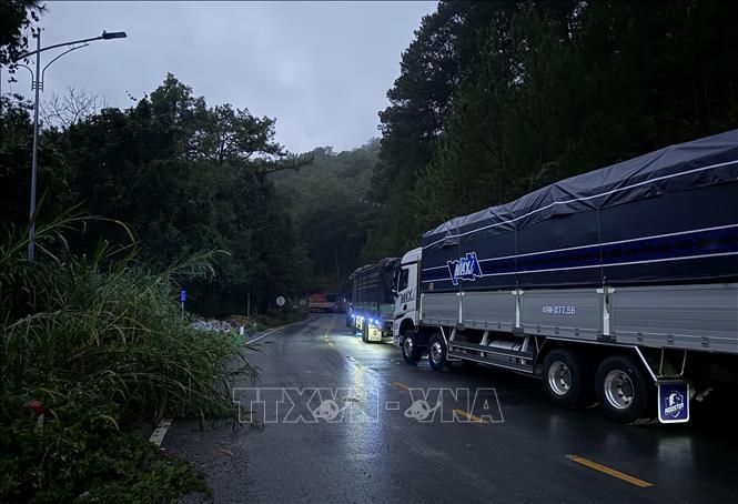 Đèo Prenn sạt lở, các phương tiện vào Đà Lạt theo 3 con đèo khác- Ảnh 1.